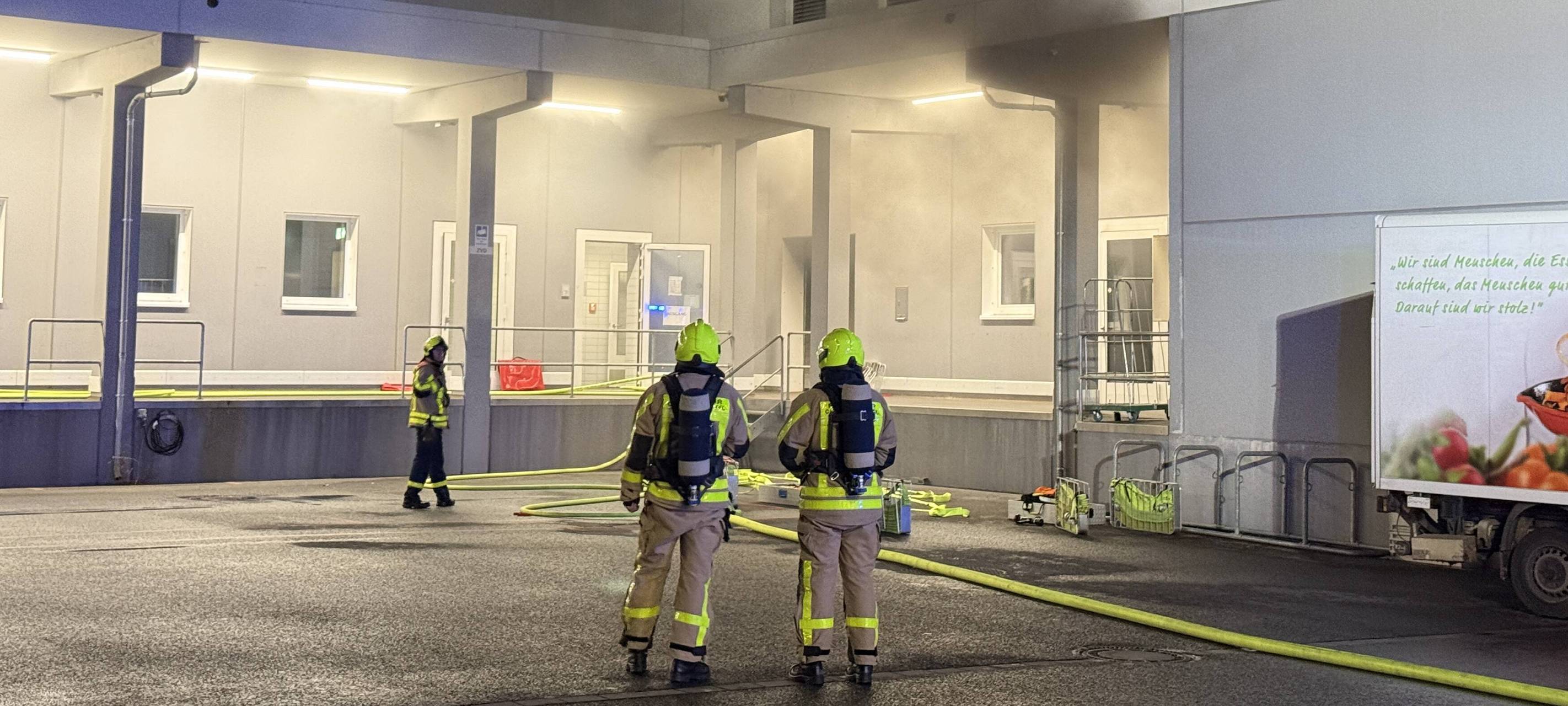Schwarzer Rauch steigt aus dem Krankenhaus-Nebengebäude mit der Großküche in Castrop-Rauxel auf.