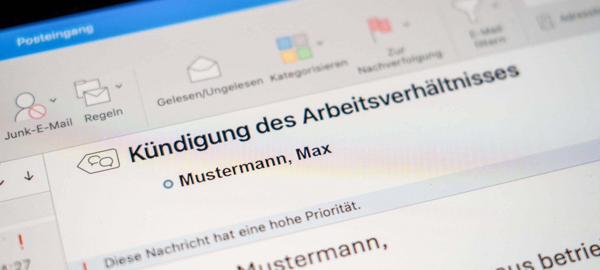 Mail mit einer Kündigung ist auf einem Laptop-Bildschirm zu sehen