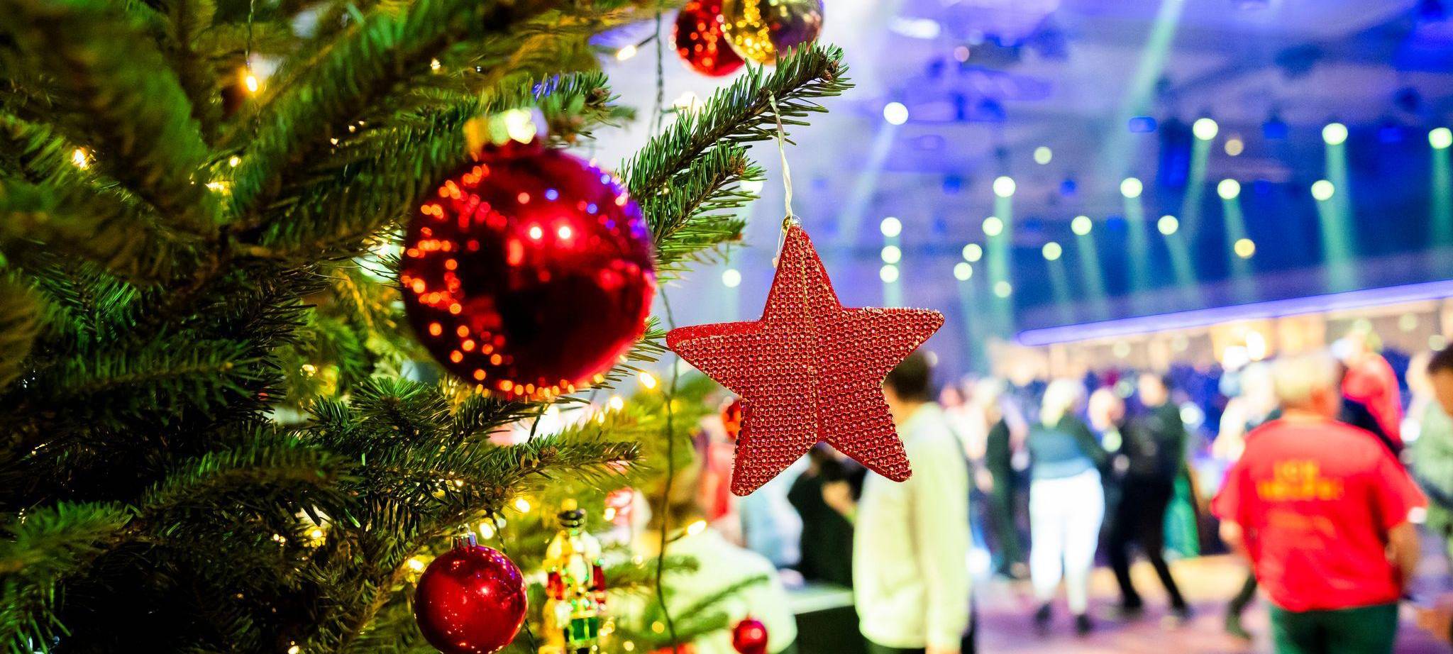 Weihnachtsschmuck hängt bei einer Weihnachtsfeier am Baum