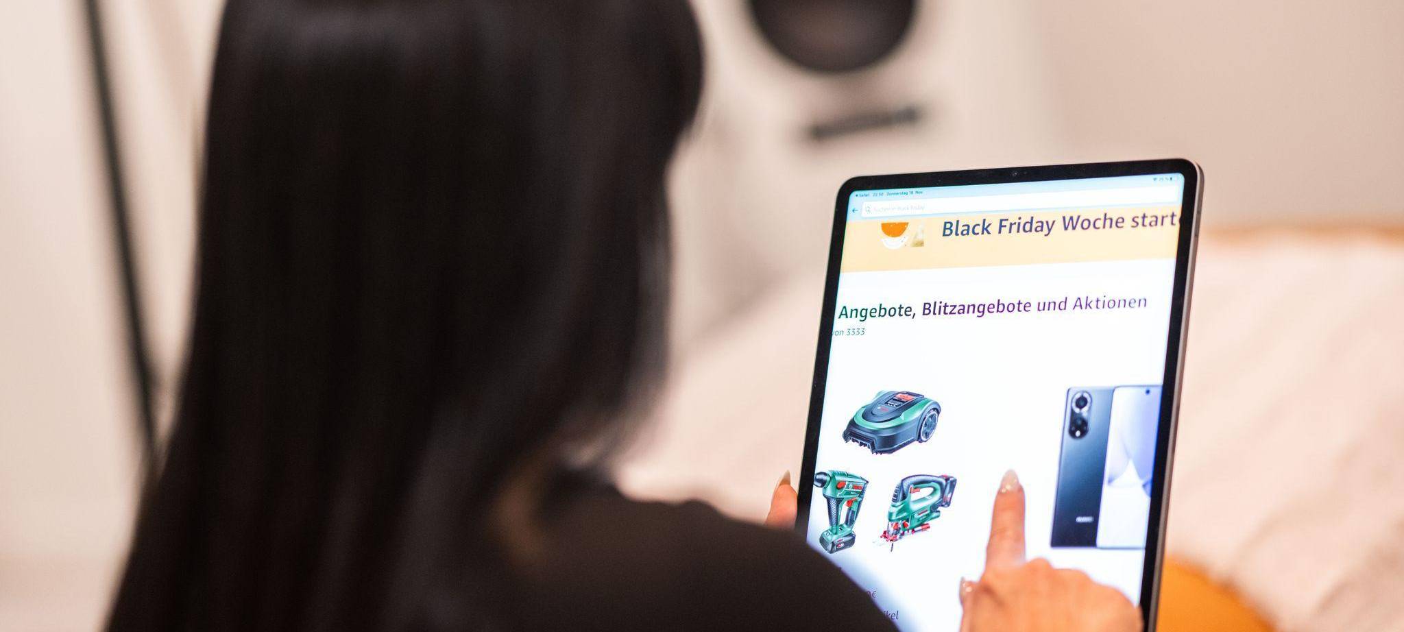 Frau schaut sich Black Friday Angebote auf dem Laptop an