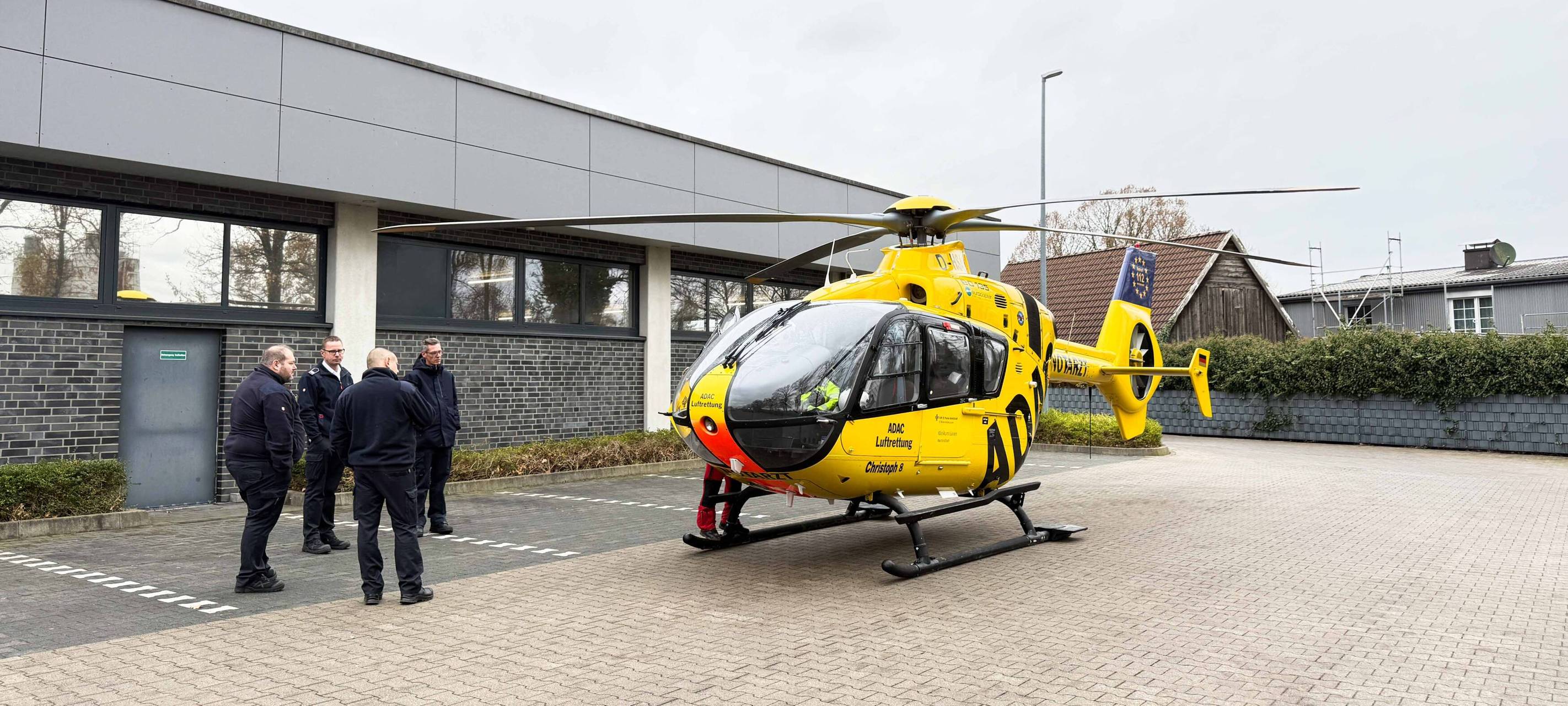 Rettungshubschrauber steht auf einem Parkplatz in Datteln