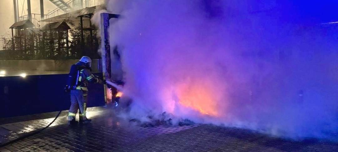 Die Feuerwehr löscht brennende Mülltonnen in Recklinghausen.