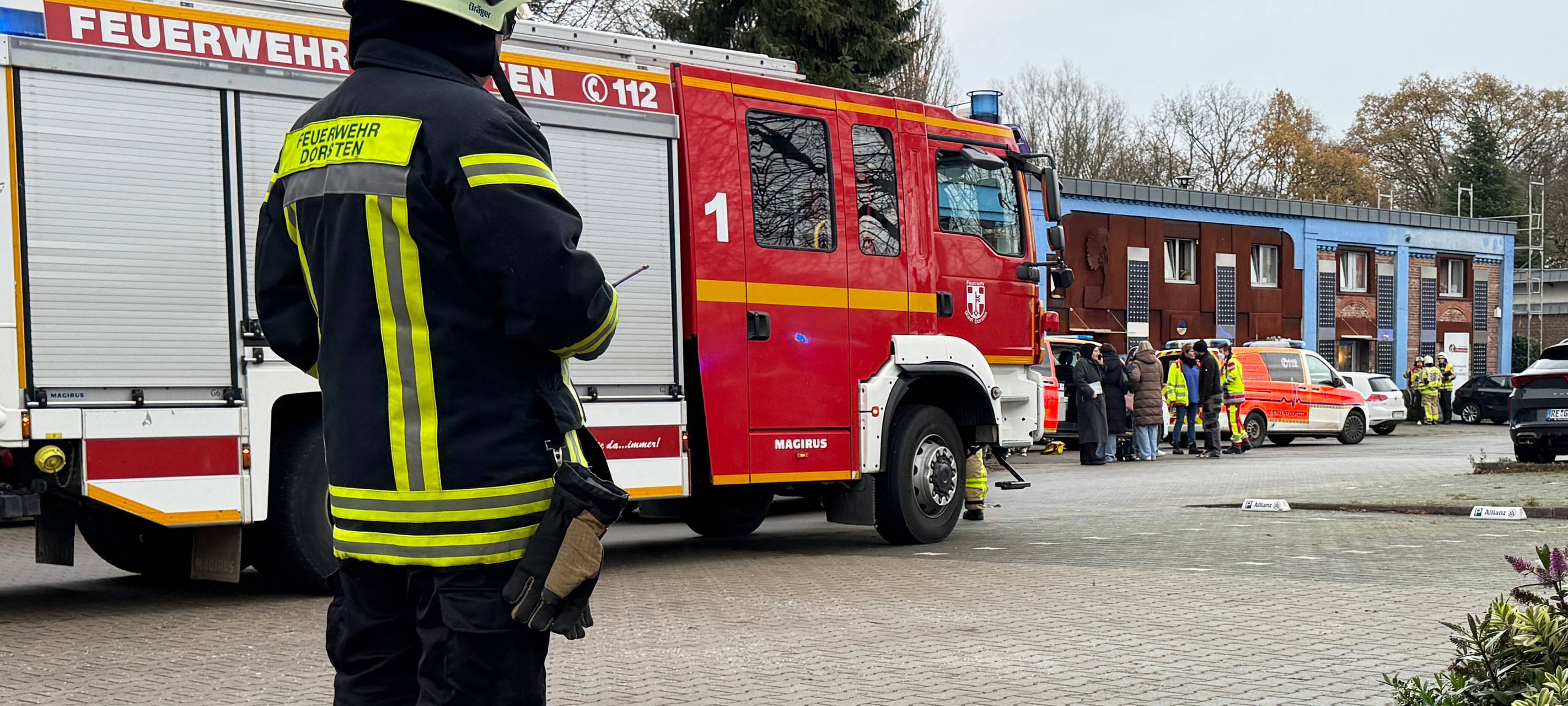 Ein Feuerwehrmann steht vor einem Feuerwehrauto in Dorsten.
