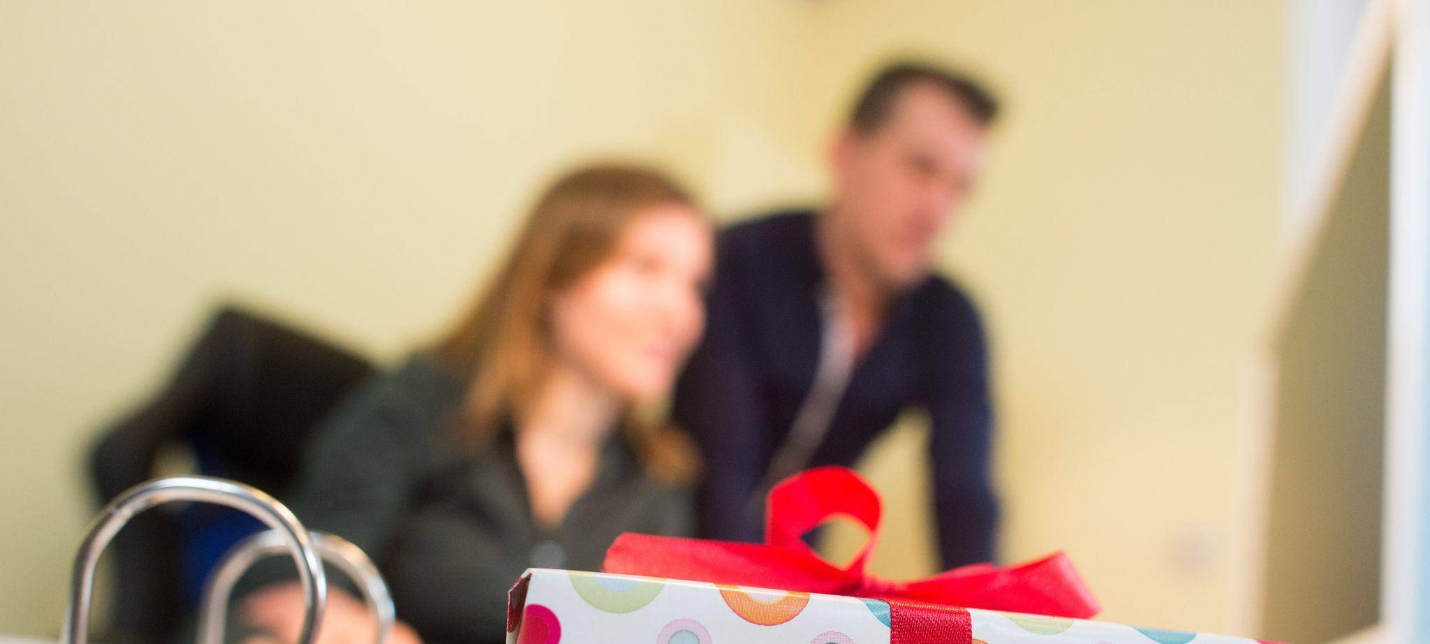 Ein Geschenk liegt auf dem Schreibtisch an einem Arbeitsplatz