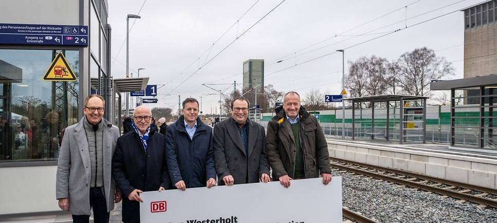 Mehrere Funktionäre stehen auf dem Bahnsteig am neuen Bahnhof Westerholt und halten ein Schild, auf dem steht: Herten Westerholt, Inbetriebnahme der neuen Station.