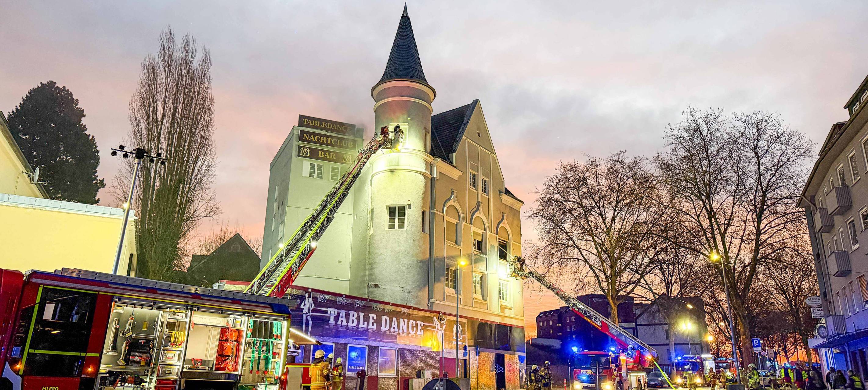 Die Feuerwehr ist vor der alten Tabledance-Bar in Recklinghausen im Einsatz.