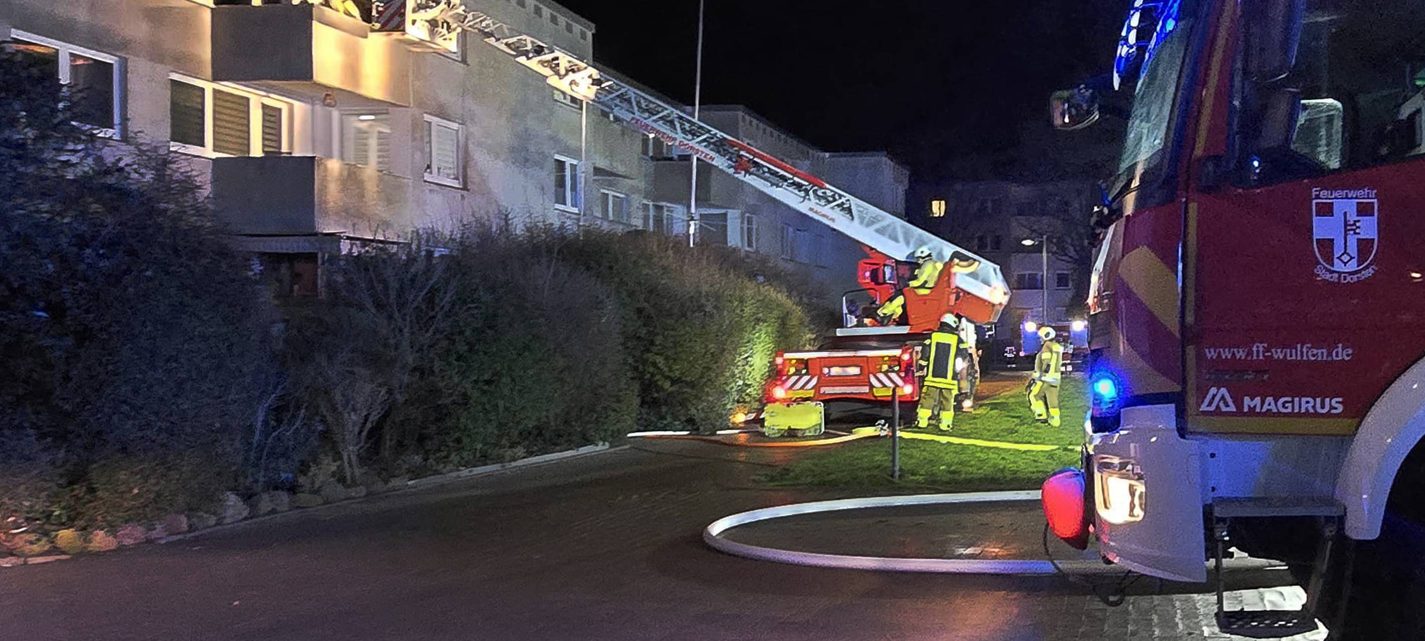 Die Feuerwehr Dorsten fuhr die Drehleiter aus, um mögliche Anwohner aus der Brandwohnung zu retten.