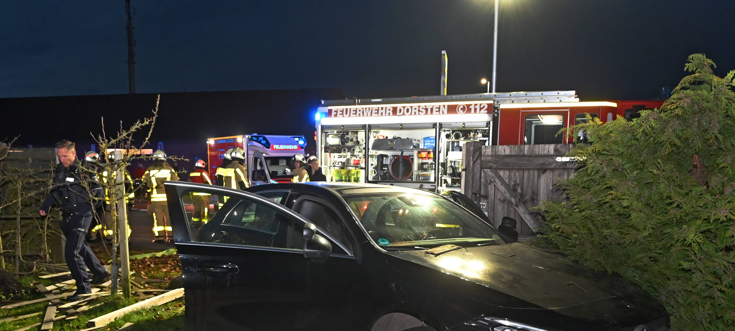 Dorsten: Auto kracht durch Gartenzaun