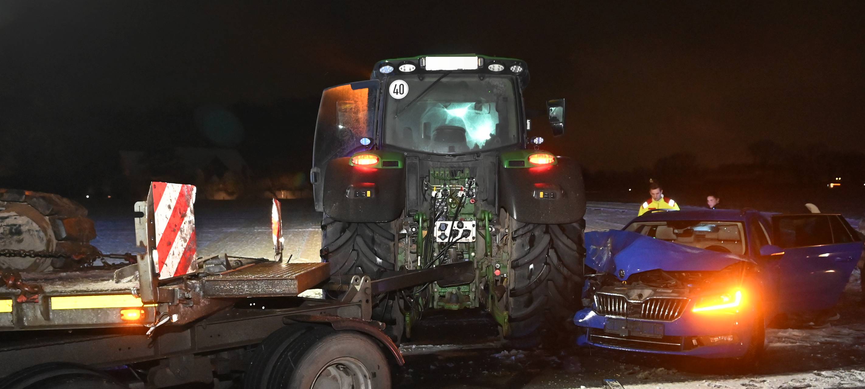 Trecker rutscht gegen Auto: Glatteis-Unfall in Dorsten