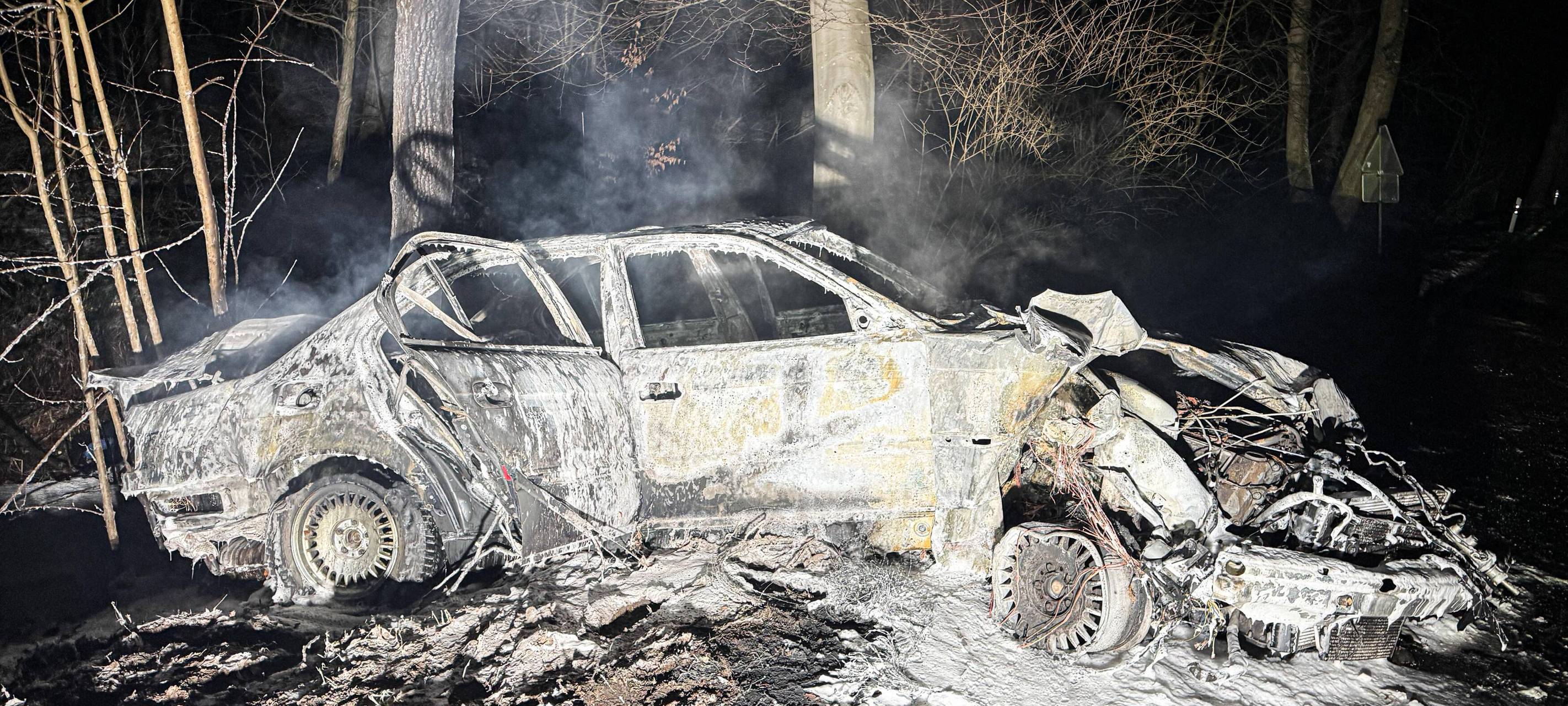 Das Auto brannte nach dem Unfall in Dorsten-Lembeck komplett aus.
