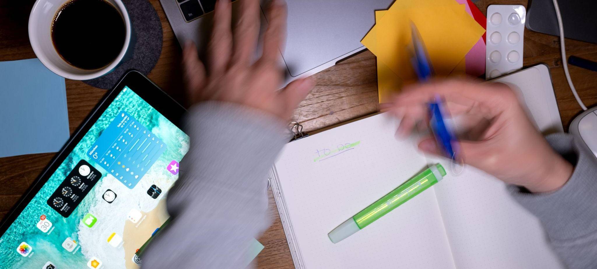 Eine Frau erstellt eine To-do-Liste