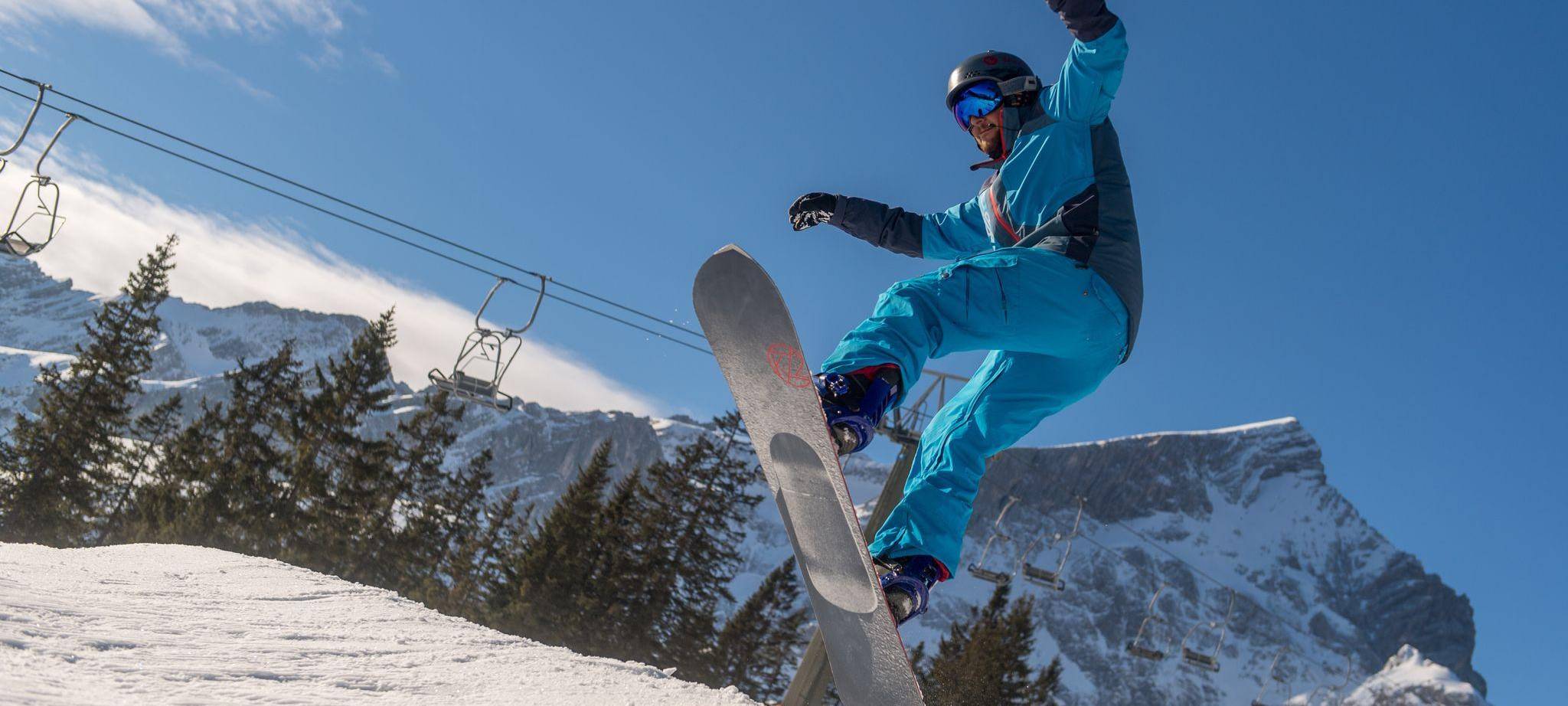 Snowboarder im Skigebiet Garmisch-Classic