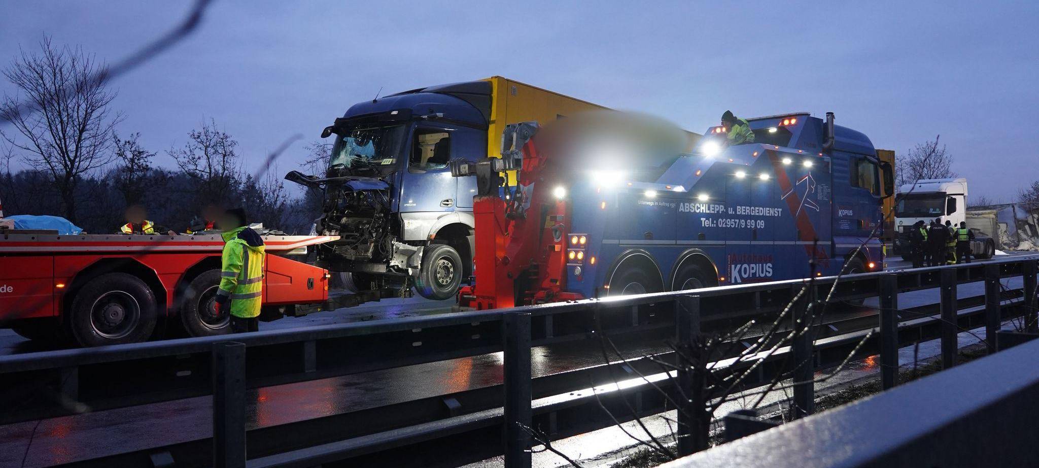 Unfallserie auf der A44 - Tote und Verletzte