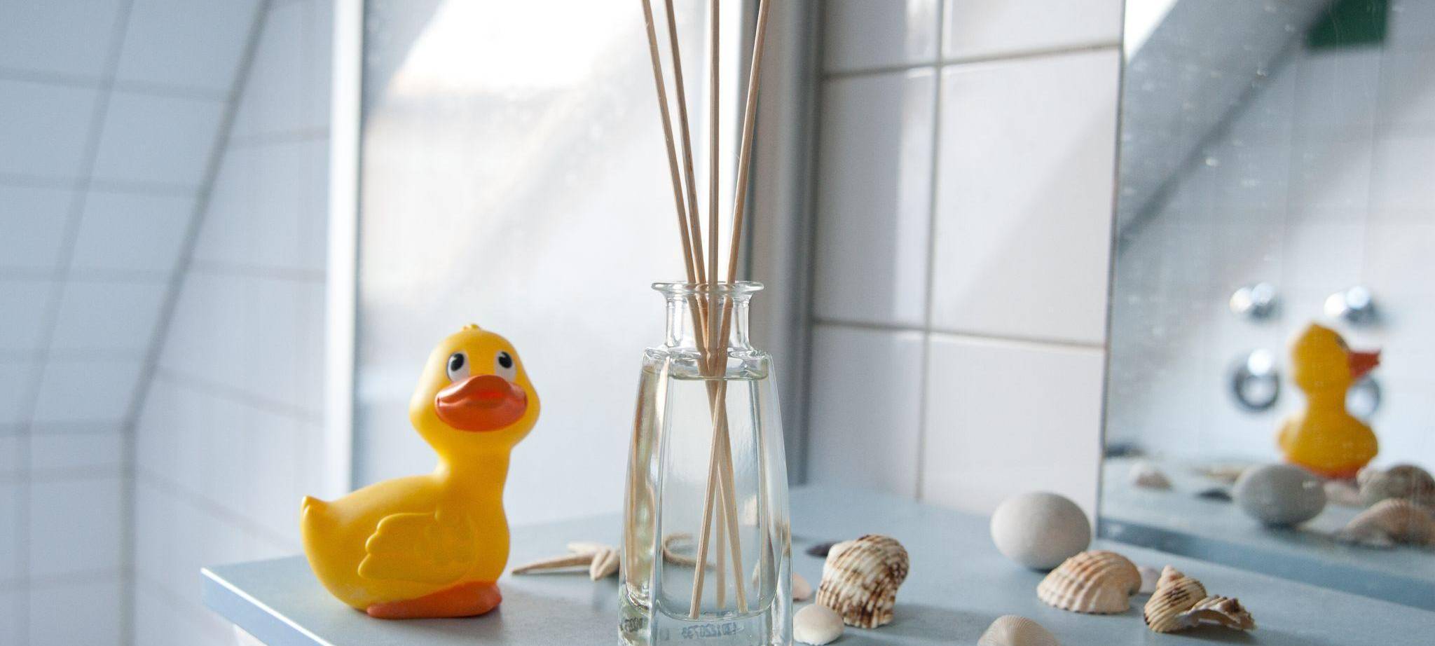 Eine Badeente und Duftmittel in einem Badezimmer