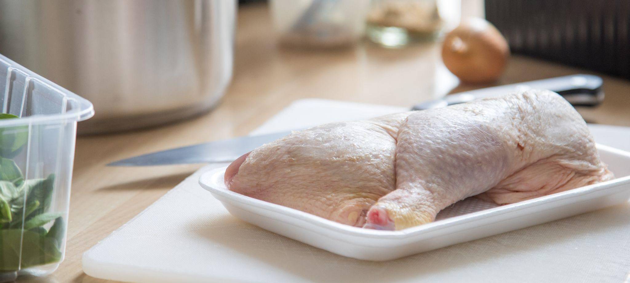 Rohe Hähnchenschenkel liegen in einer Kunststoffschale