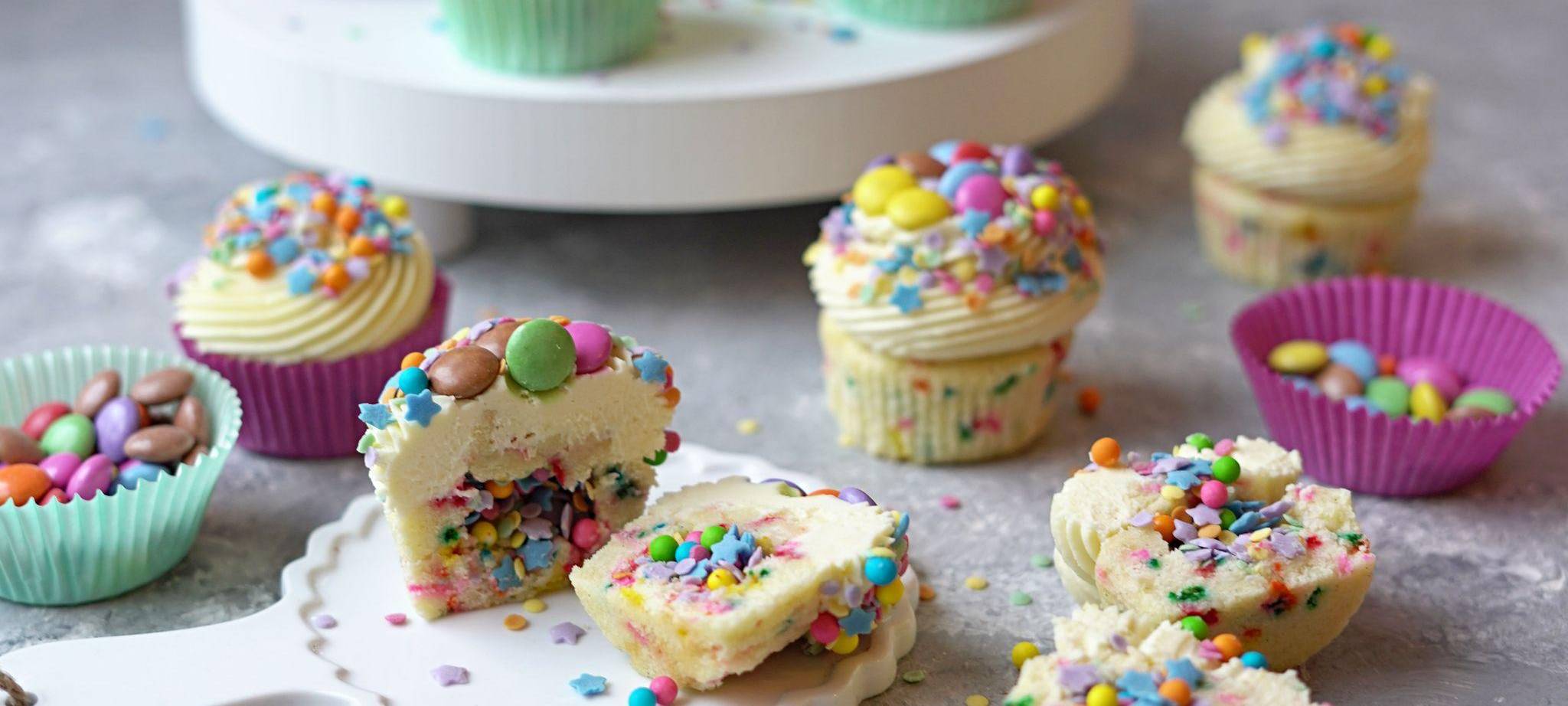 Funfetti Cupcakes mit Frosting auf einem Tisch