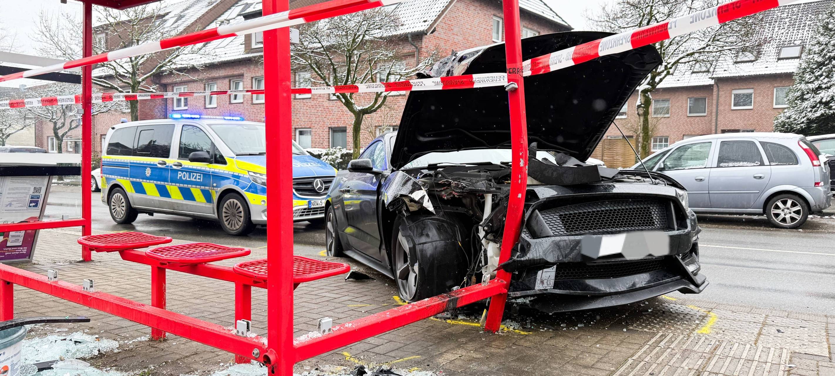 Durch den Crash flogen aus dem Bushaltestellenhäuschen die Glasscheiben heraus.