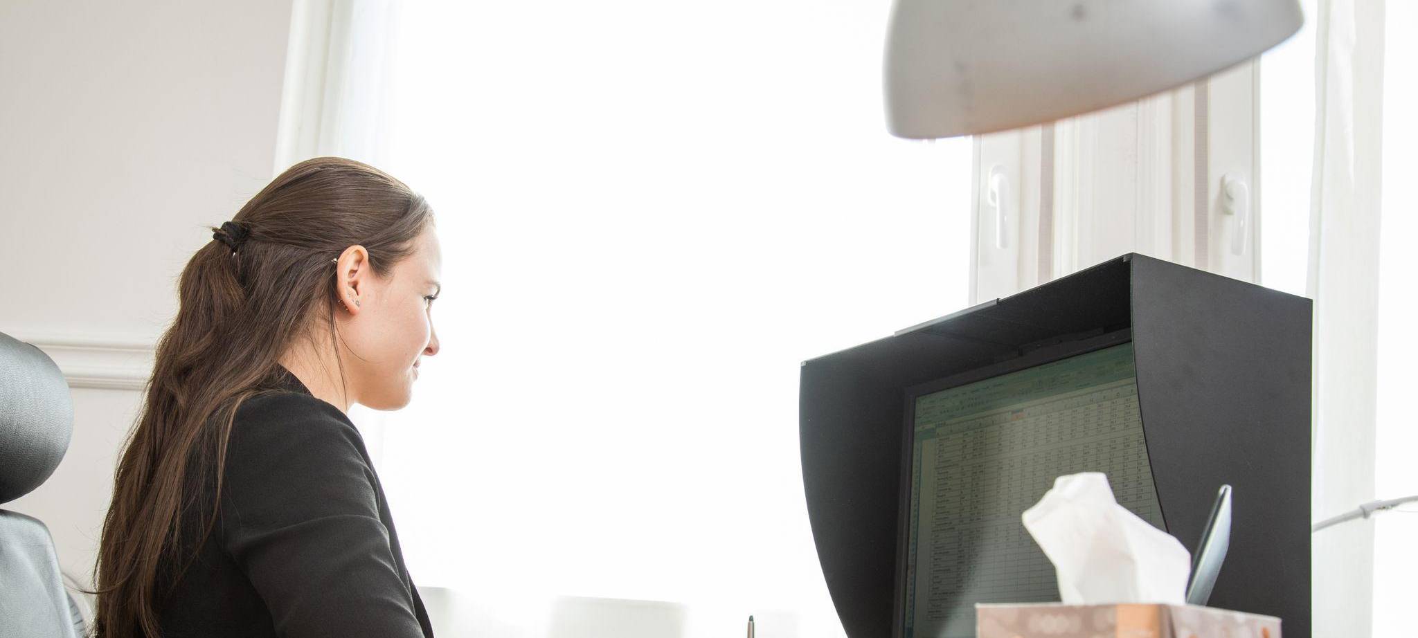 Frau arbeitet zu Hause an einem Computer