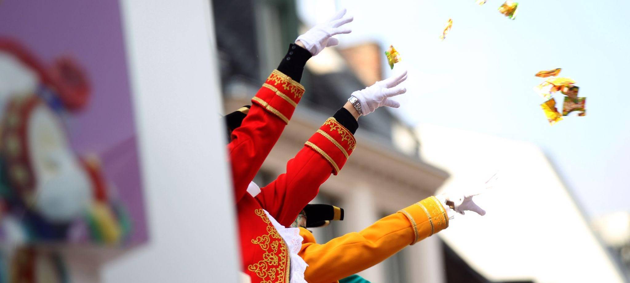 Von einem Karnevalswagen werden Kamelle geworfen