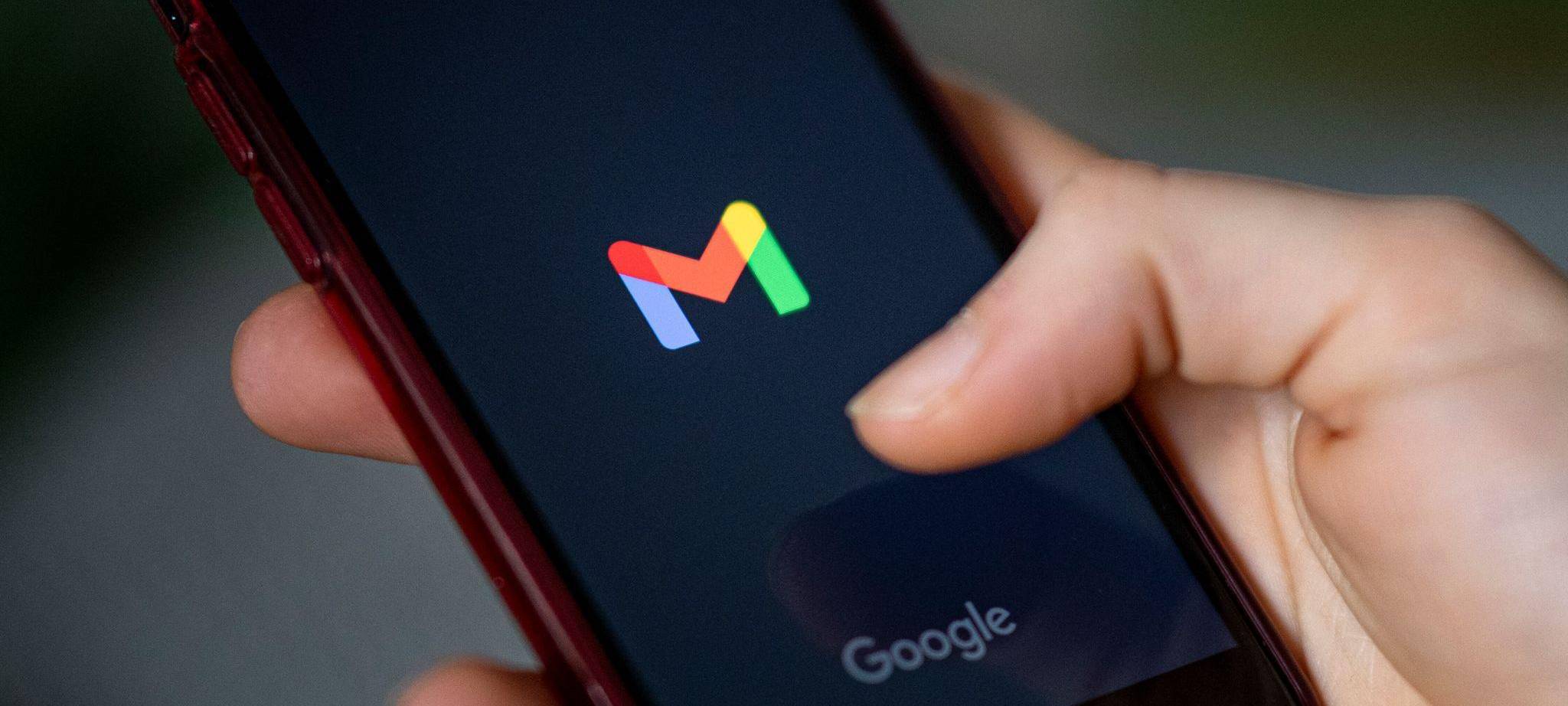 Das Logo der App Gmail auf einem Smartphone Bildschirm