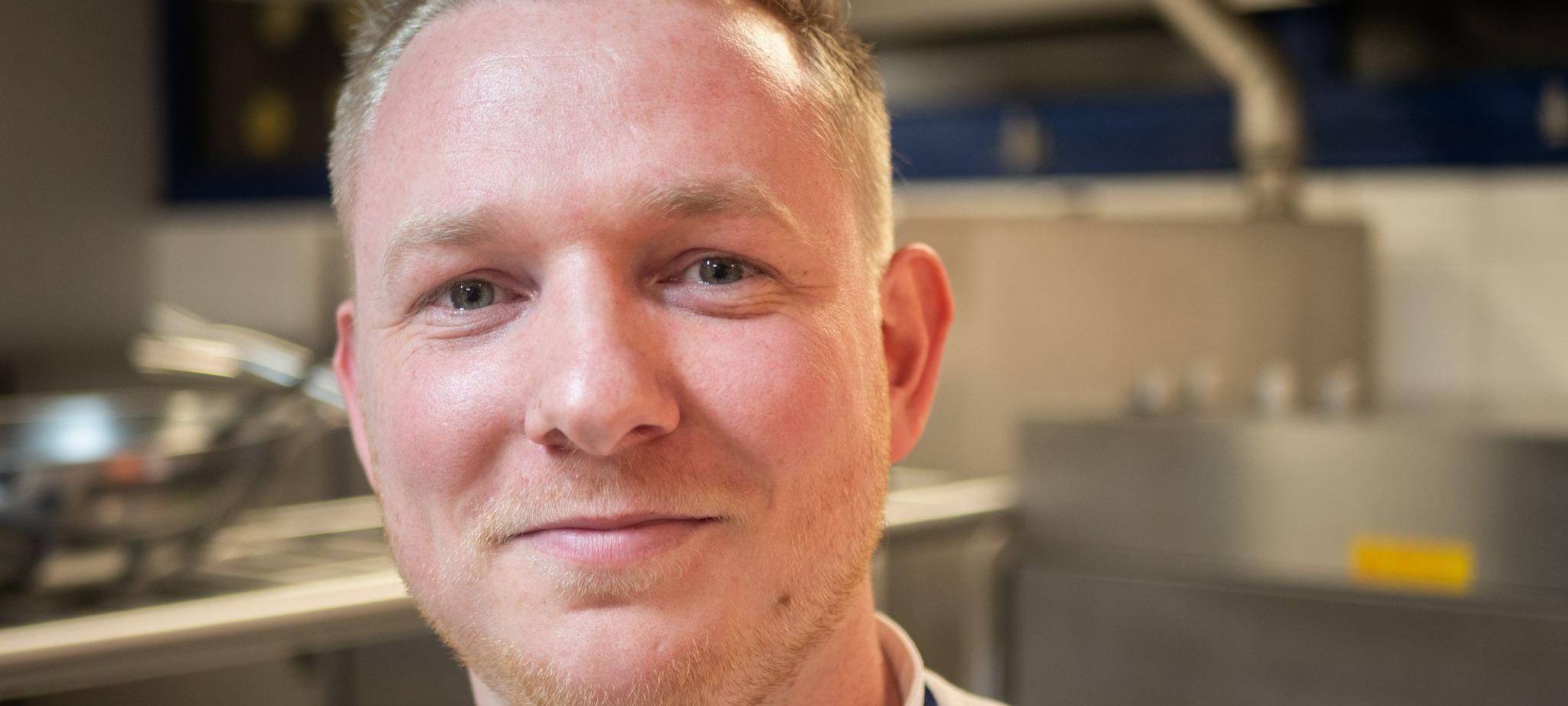 Küchenchef Alexis Tison in der Küche im Restaurant Le Riva Bella