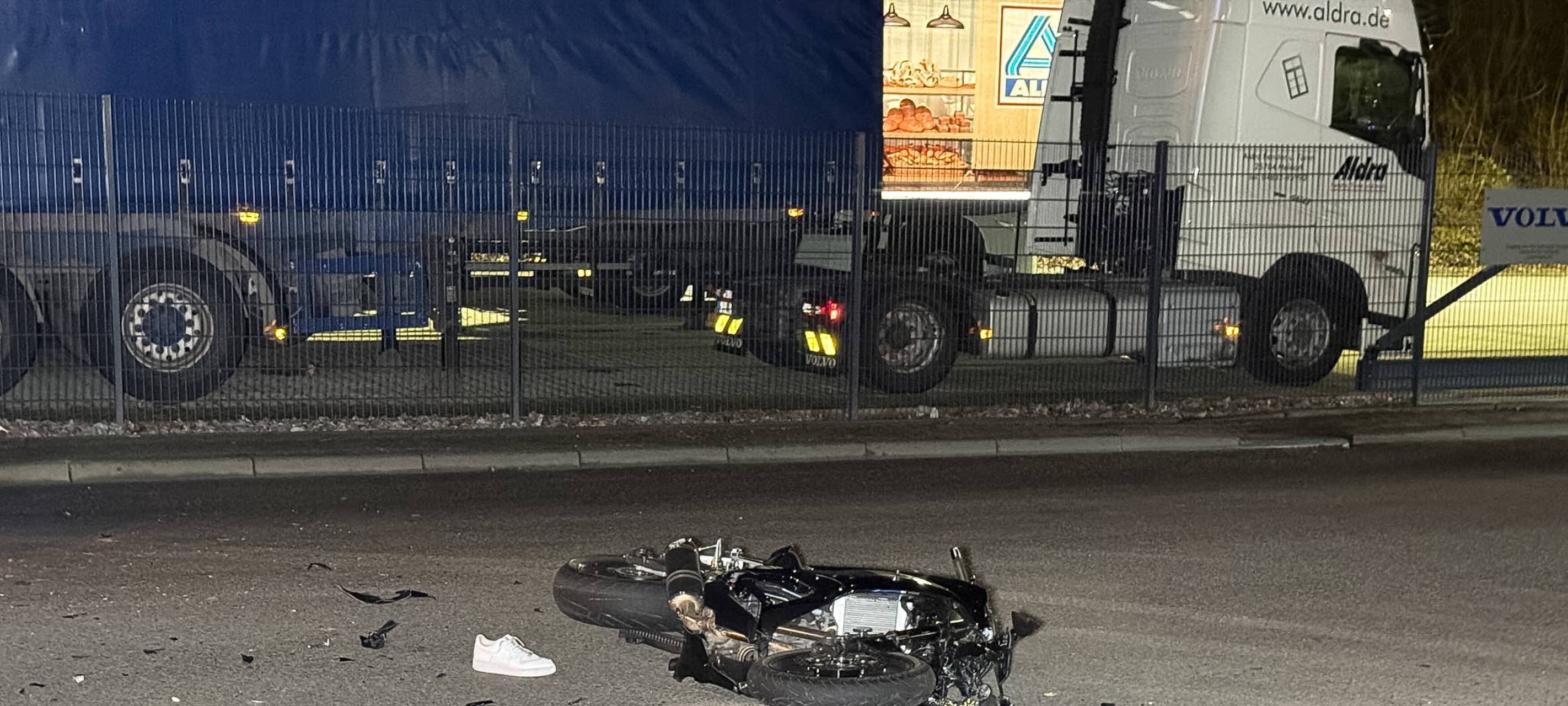 Nach dem Unfall in Castrop-Rauxel lagen viele Einzelteile des Motorrads auf dem Westring verstreut.