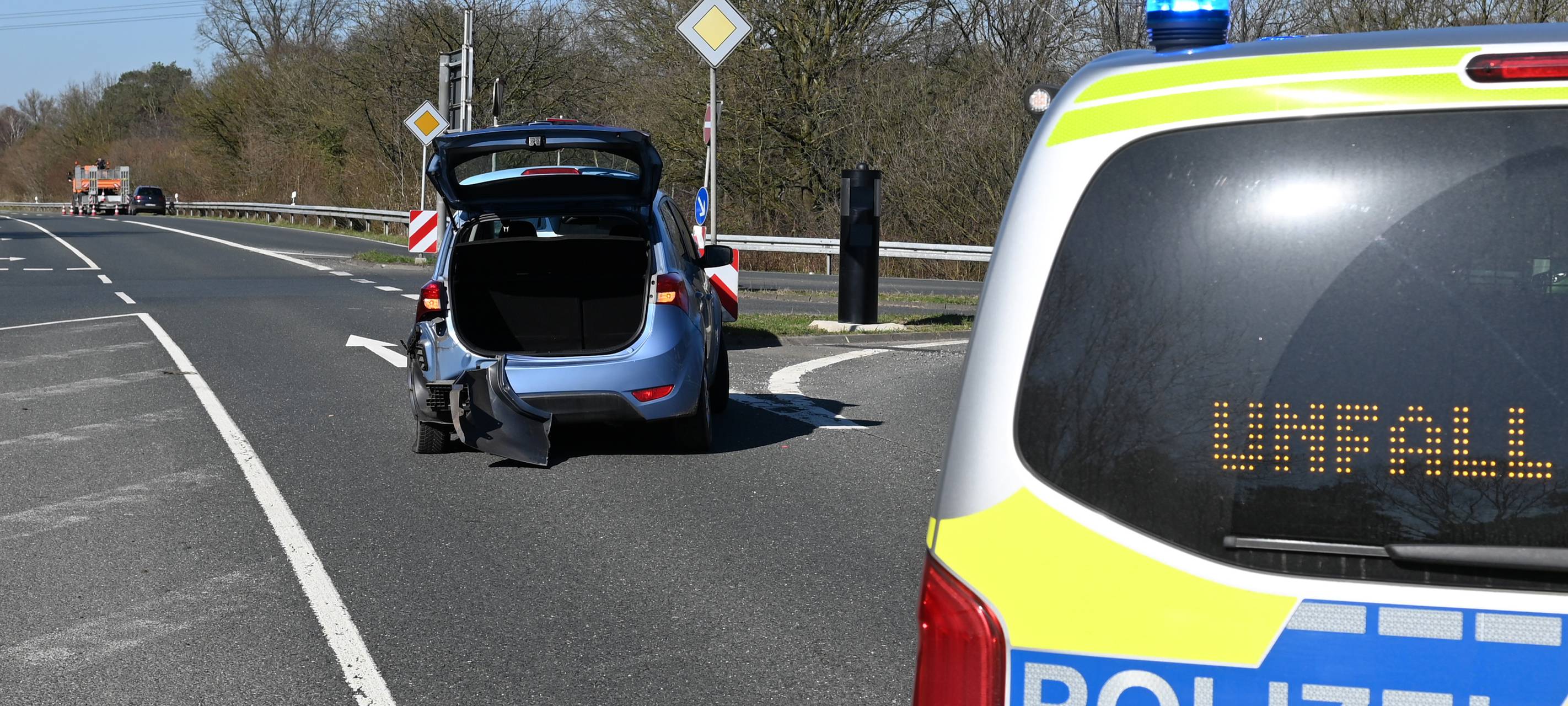 Ein kaputtes Auto steht mit geöffnetem Kofferraum kaputt auf der L608 in Dorsten vor einem Blitzer