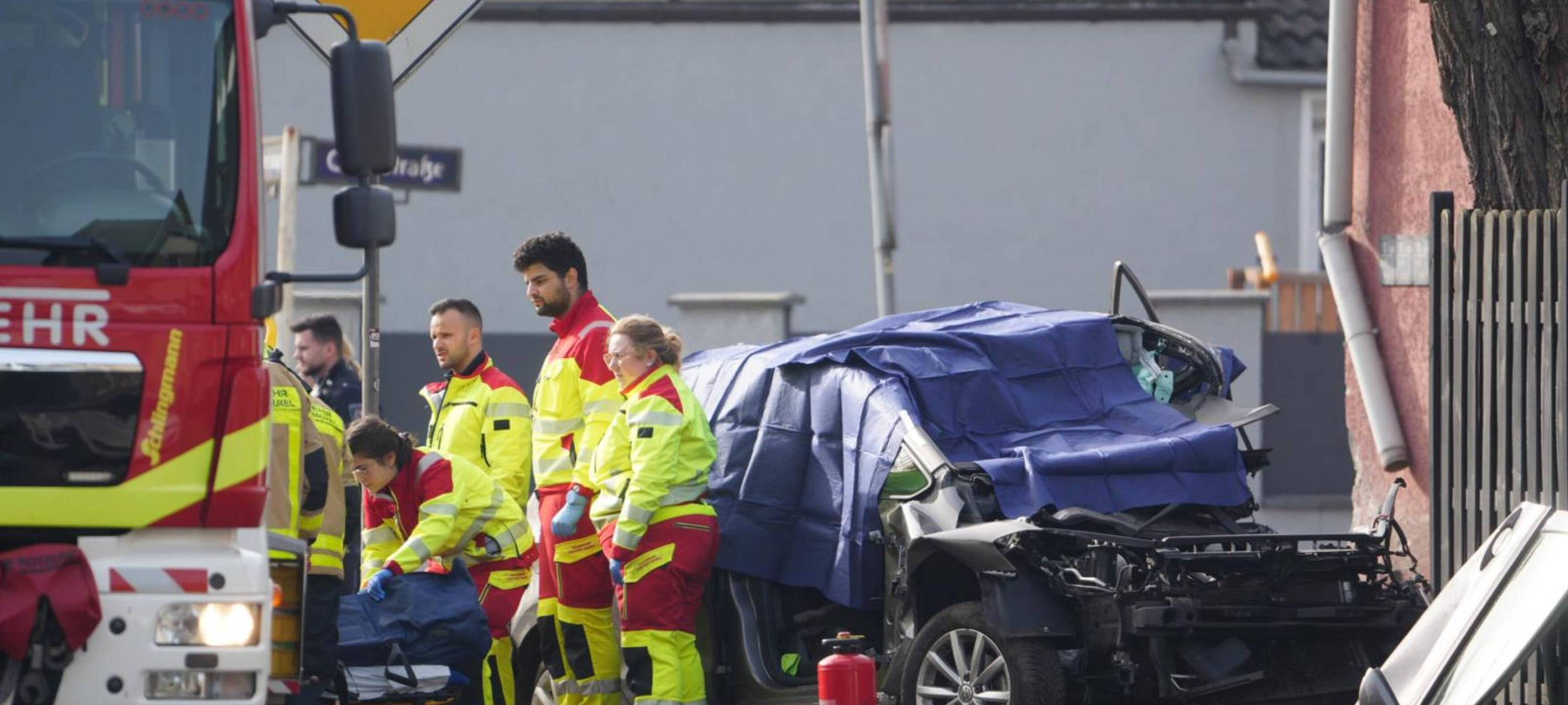 Das Auto wurde bei dem tödlichen Unfall auf der B235 in Castrop-Rauxel schwer beschädigt.