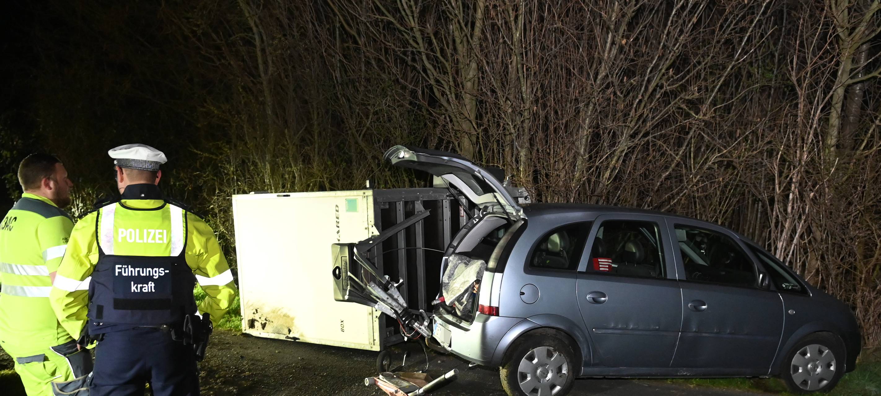 Das Auto verunfallte hinter dem Restaurant "Zum Schwatten Jans" in Marl, der Anhänger kippte um