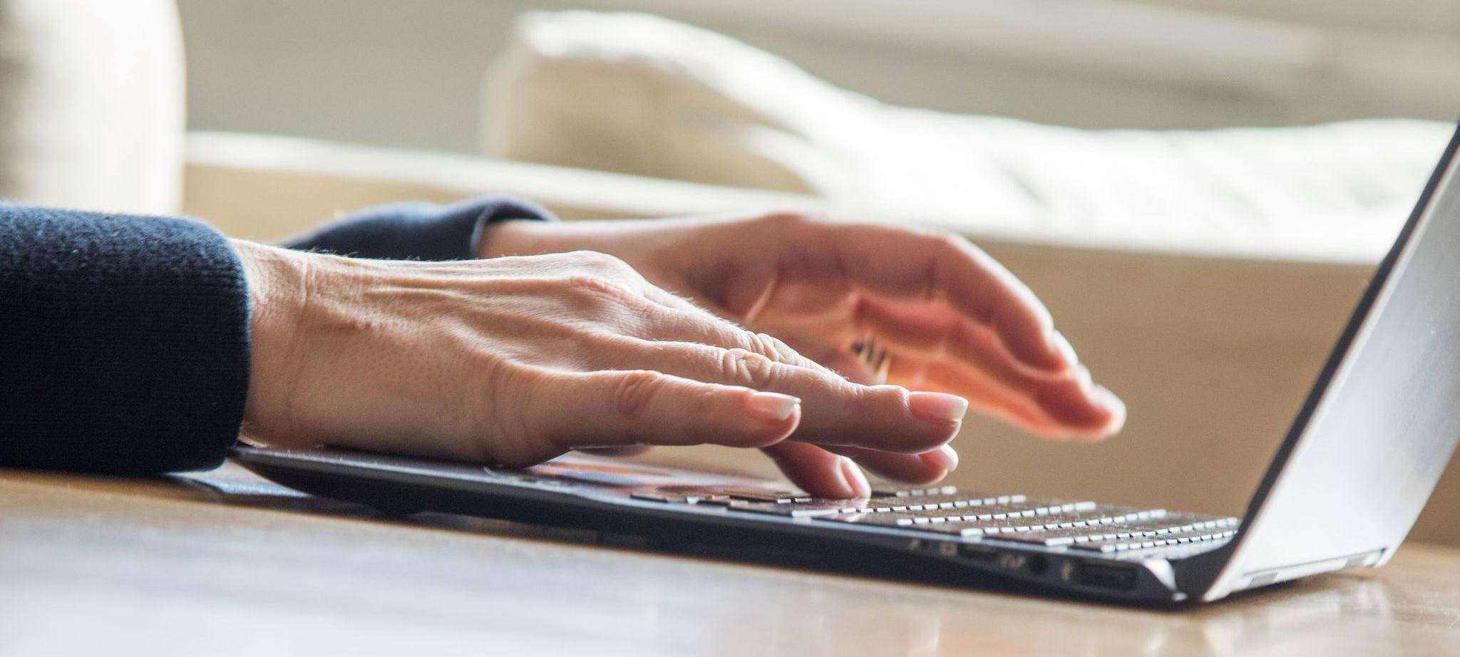 Frau arbeitet an einem Laptop