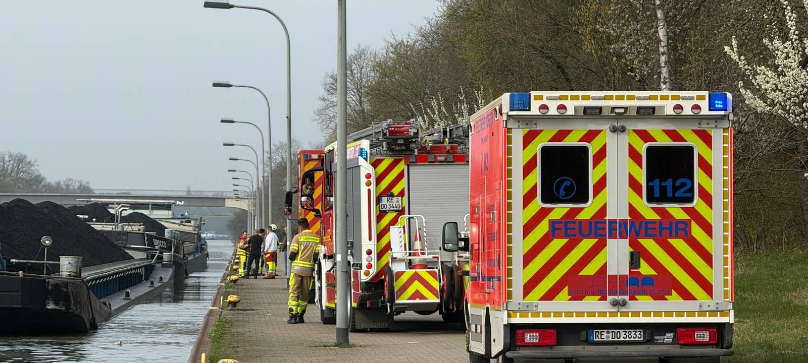 Rettungswagen steht am Kanal in Dorsten