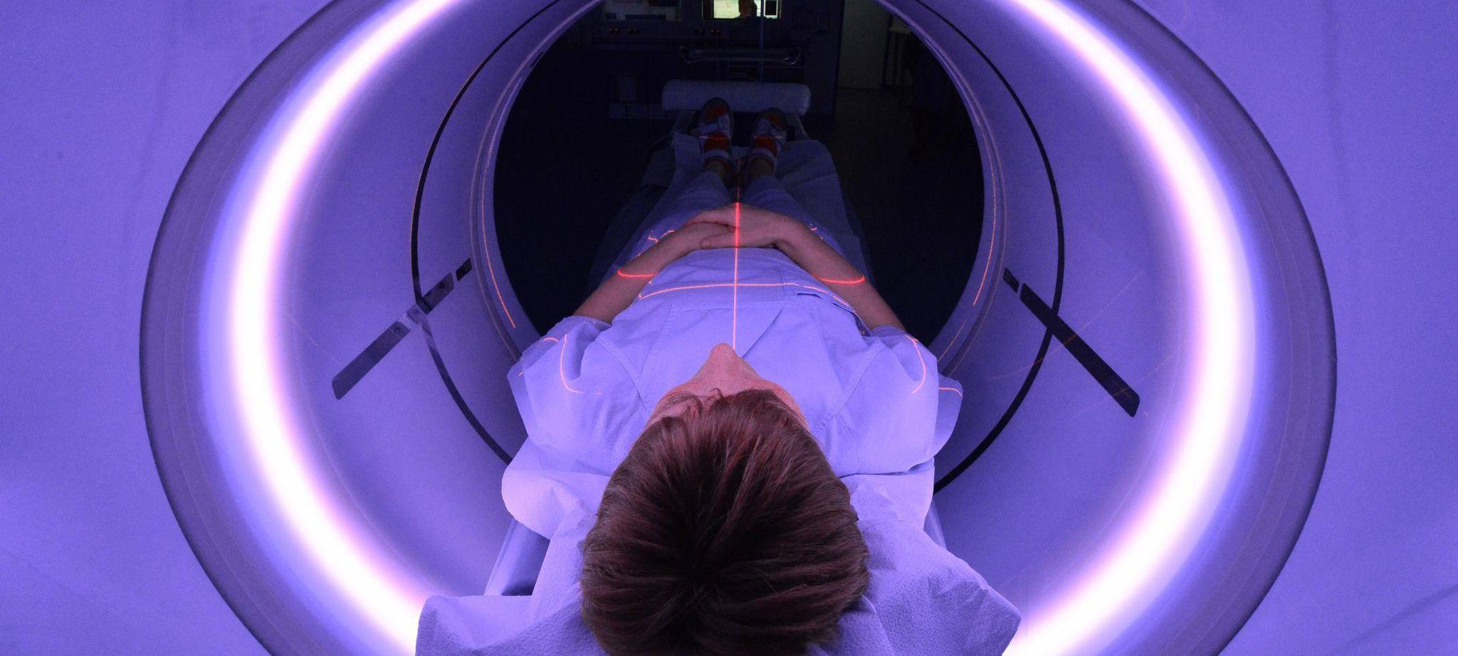 Eine Frau liegt in einem CT-Gerät im Universitätsklinikum Jena