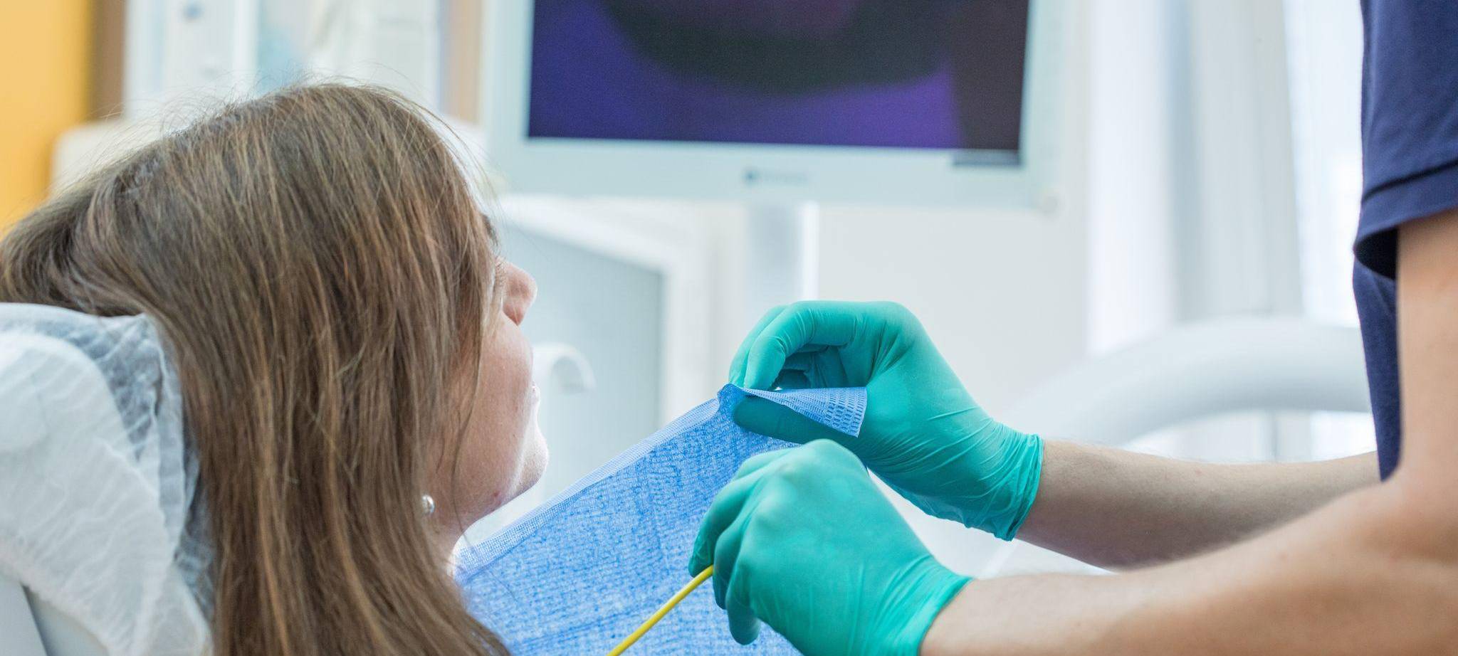 Patientin in einer Zahnarztpraxis