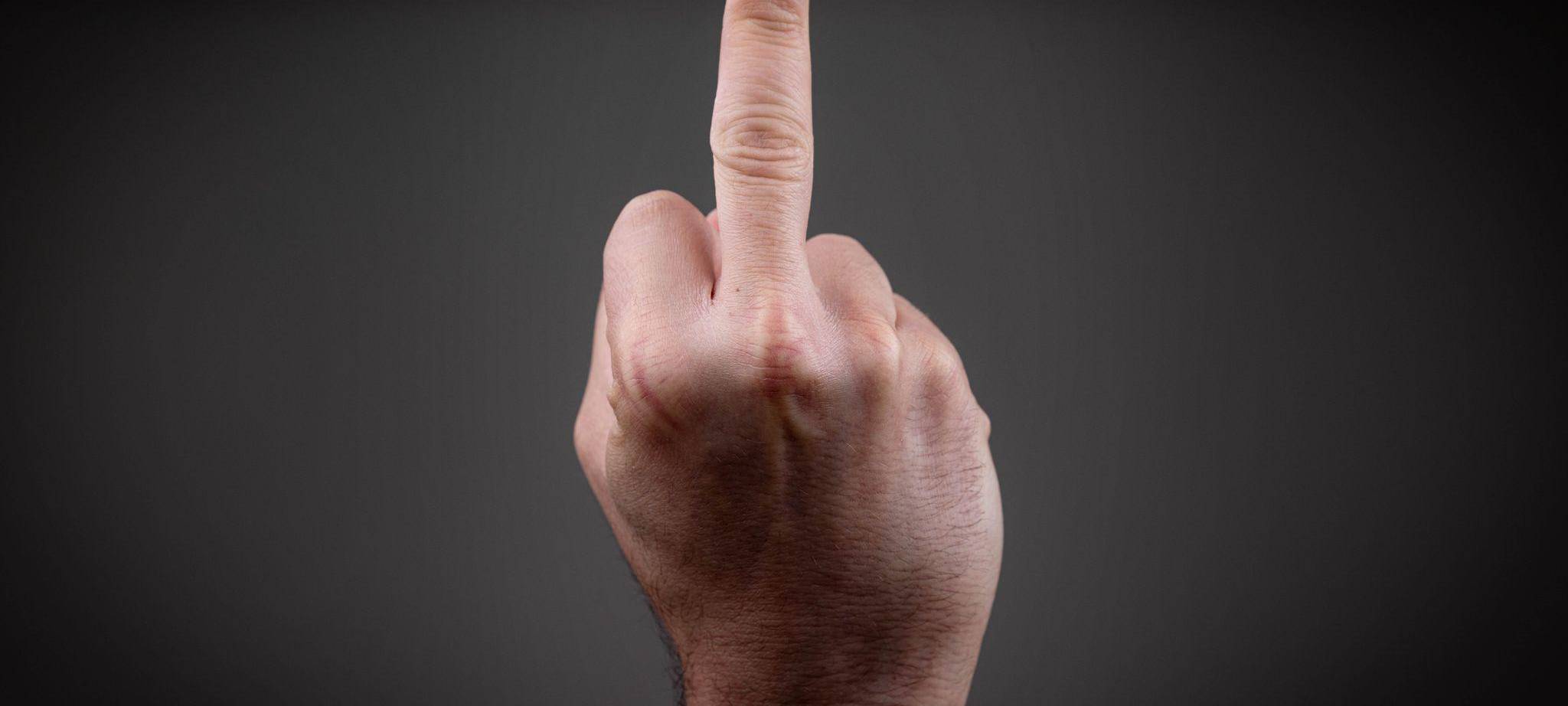 Grundsätzlich wenig elegant: Der Stinkefinger im Arbeitskontext.