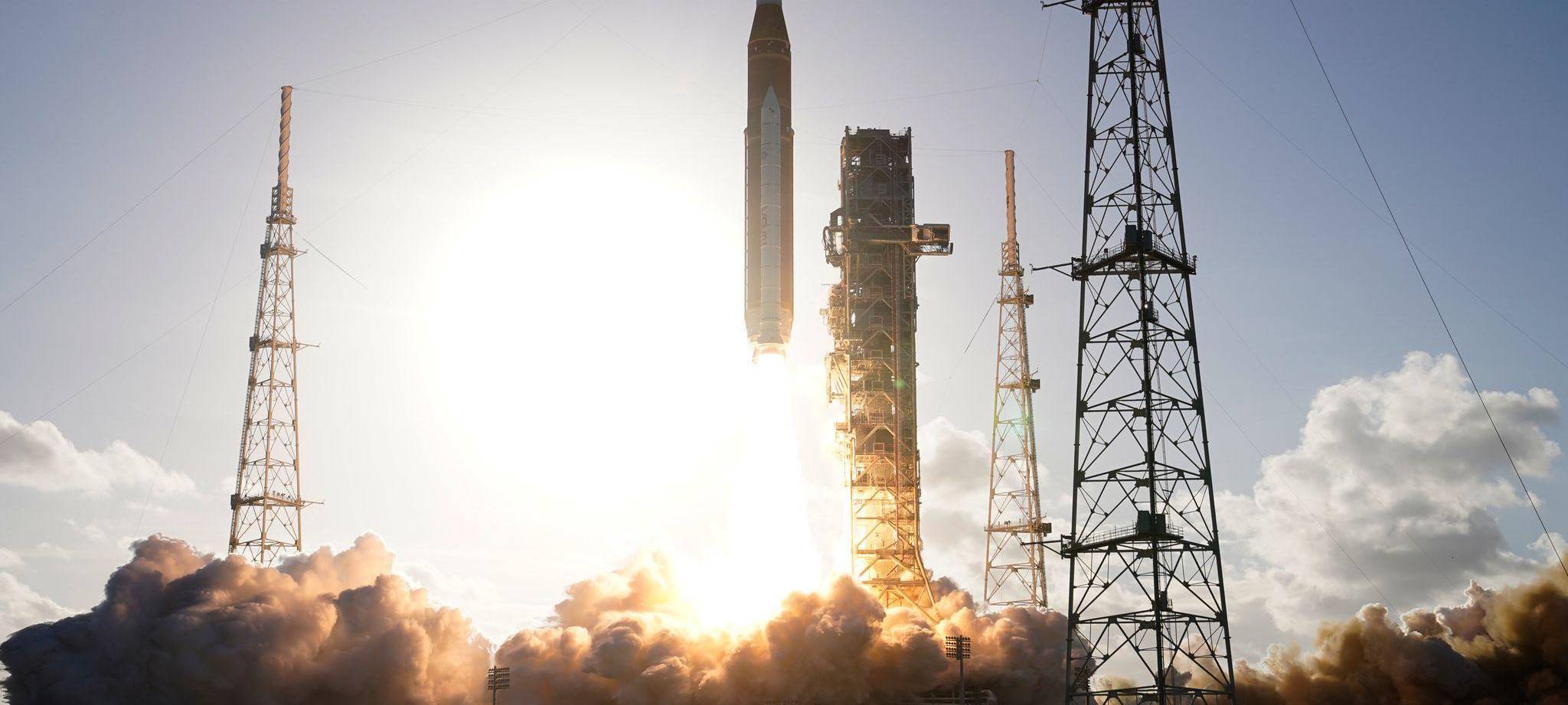 Artemis II SLS-Rakete der NASA mit dem Orion-Raumschiff startet