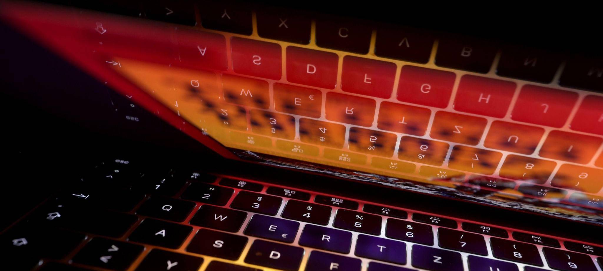Aufgeklappter Laptop steht auf einem Tisch