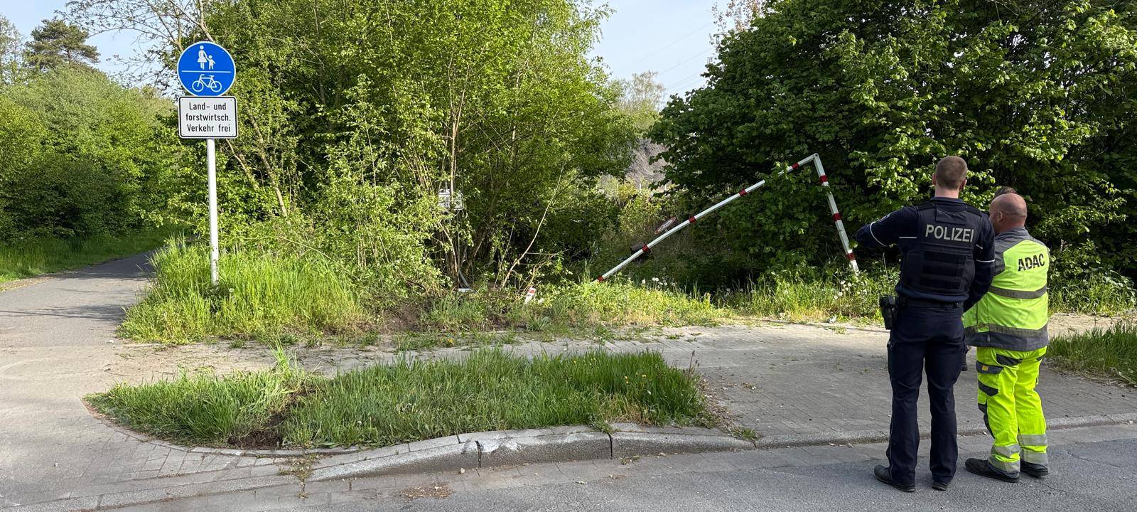 Marl: Auto im Graben auf dem Dach - Fahrer verschwunden