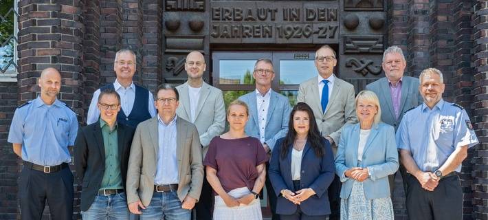 v.l.: Herr Wipf (PP Recklinghausen), Herr Wingart (AG Marl), Herr Dostal (AG Gladbeck), Herr Grimm (AG Recklinghausen), Herr Kittner (AG Dorsten), Frau Schmuck-Schmiedel (AG Castrop-Rauxel), Herr Meierjohann (AG Bottrop), Fr. Dr. Göertz (LG Bochum), Herr Kretschmer (LG Essen), Frau Zurhausen (Polizeipräsidentin Recklinghausen), Herr Häusler (PP Recklinghausen), Herr Pierenkämper (PP Recklinghausen)