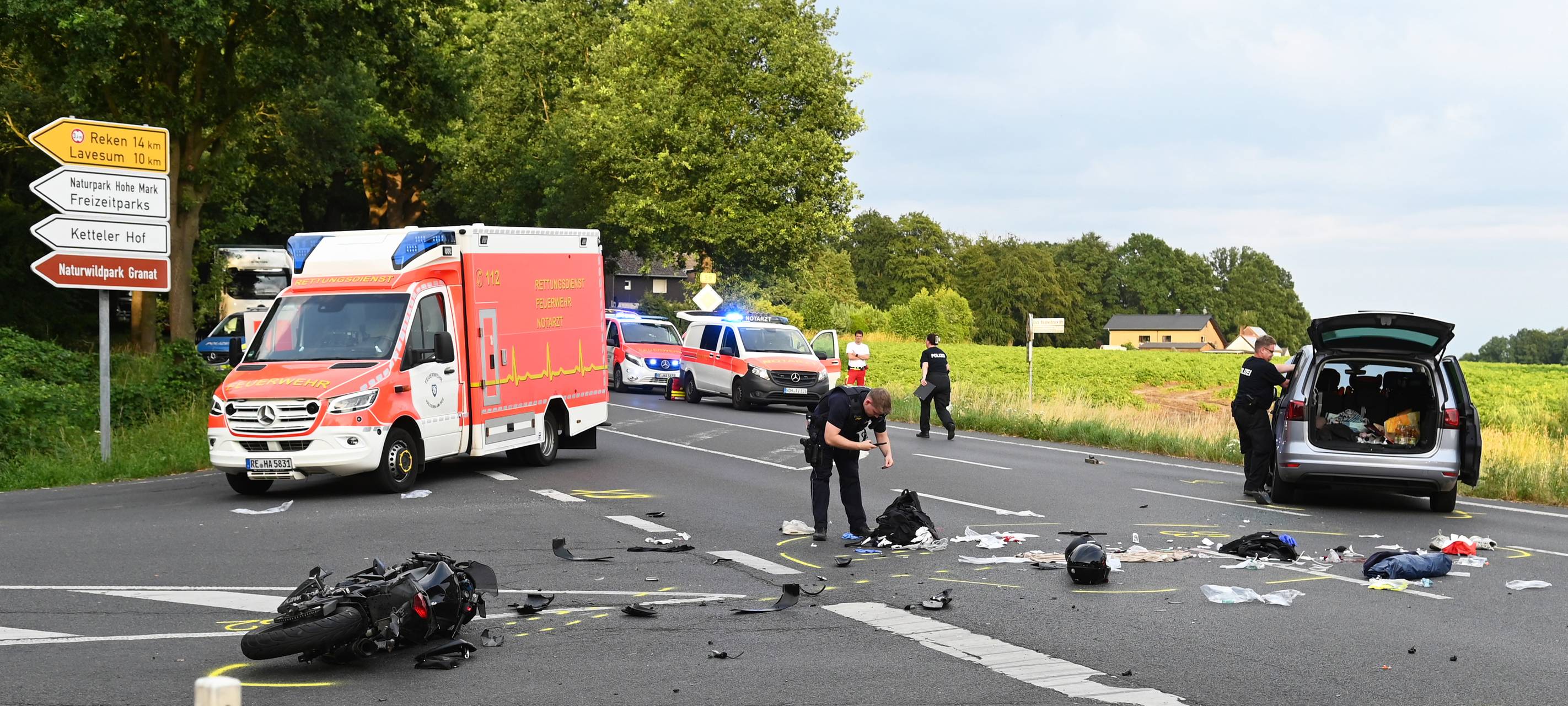 Nach dem Unfall glich die B58 in Haltern einem einzigen Trümmerfeld: Zwischen dem verunglückten Motorrad und Auto lagen überall Karosserieteile und Gegenstände verstreut.