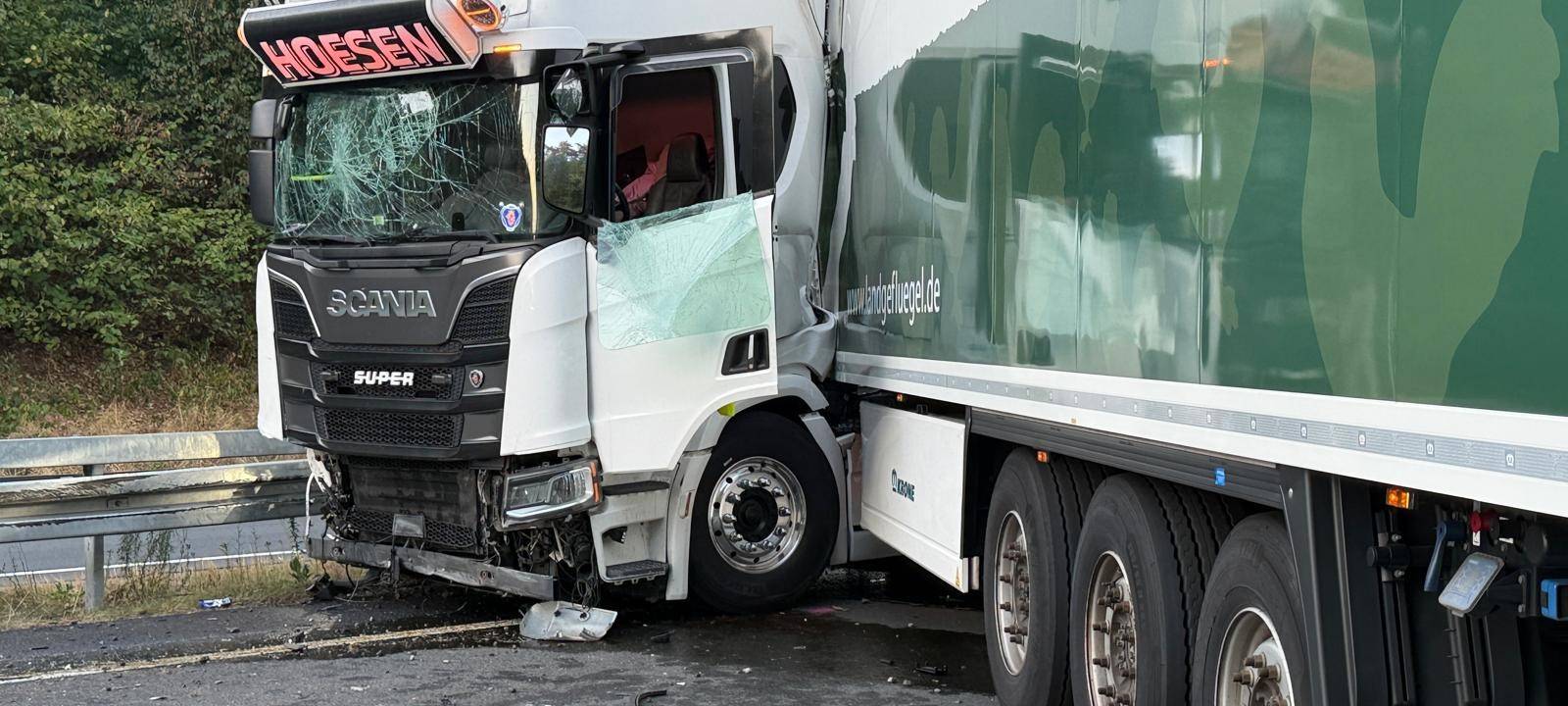 Der LKW kam nach dem Unfall quer auf der A31 zum Stehen.