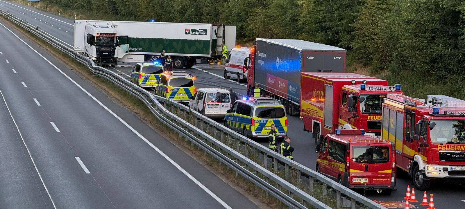 Ein Großaufgebot von Rettungskräften und Polizei sind nach dem LKW-Unfall auf der A31 zwischen Borken und Reken im Einsatz.
