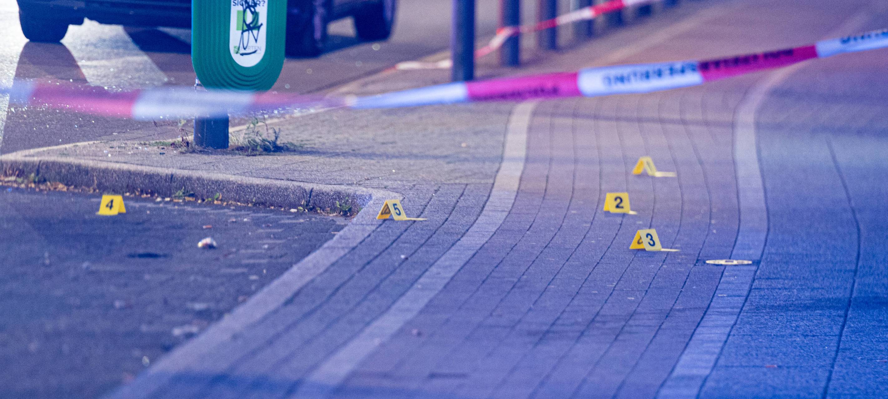 Auf der Ewaldstraße in Herten sicherte die Polizei nach den Schüssen Spuren auf dem Bürgersteig.