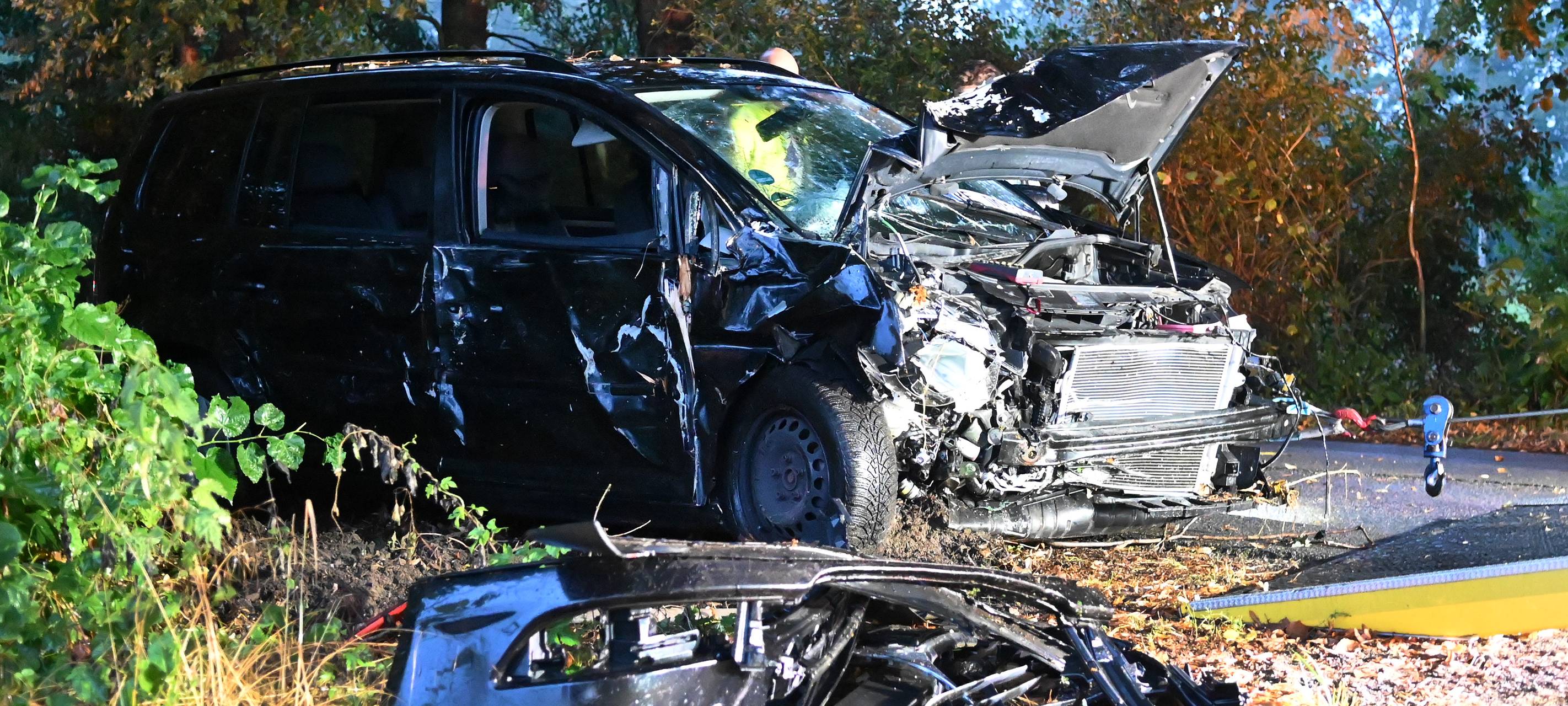 Ein Auto steht in Dorsten-Wulfen völlig zerstört neben einem Baum