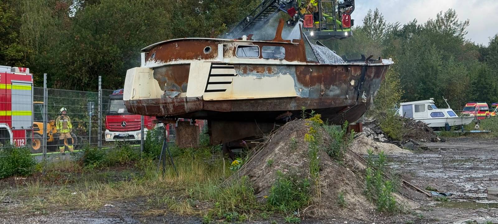 Schiffsbrand in Castrop-Rauxel: Yacht brennt erneut