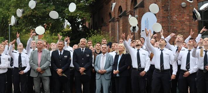Begrüßung der neuen Kolleginnen und Kollegen im Polizeipräsidium Recklinghausen durch Innenminister Herbert Reul und Polizeipräsidentin Friederike Zurhausen; Quelle: Polizei Recklinghausen