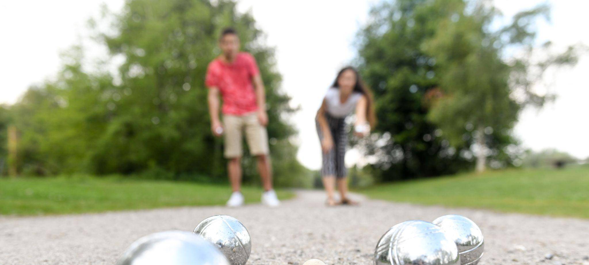 Ein Paar spielt Boule im Park