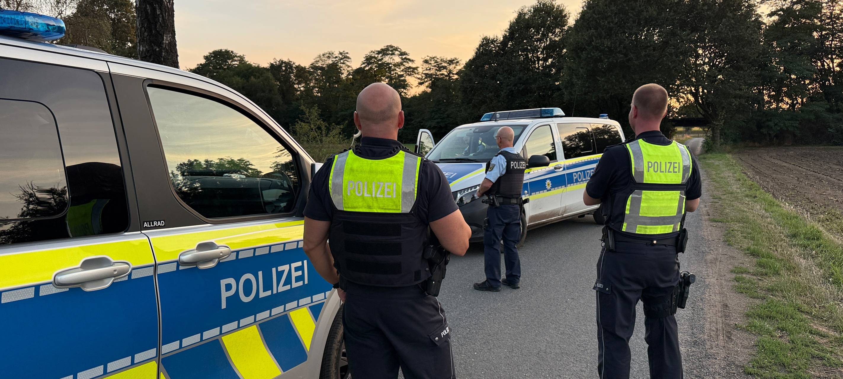 Die Polizei hat zwei Jugendliche festgenommen, die wohl Steine und Kabel auf die Gleise gelegt haben.