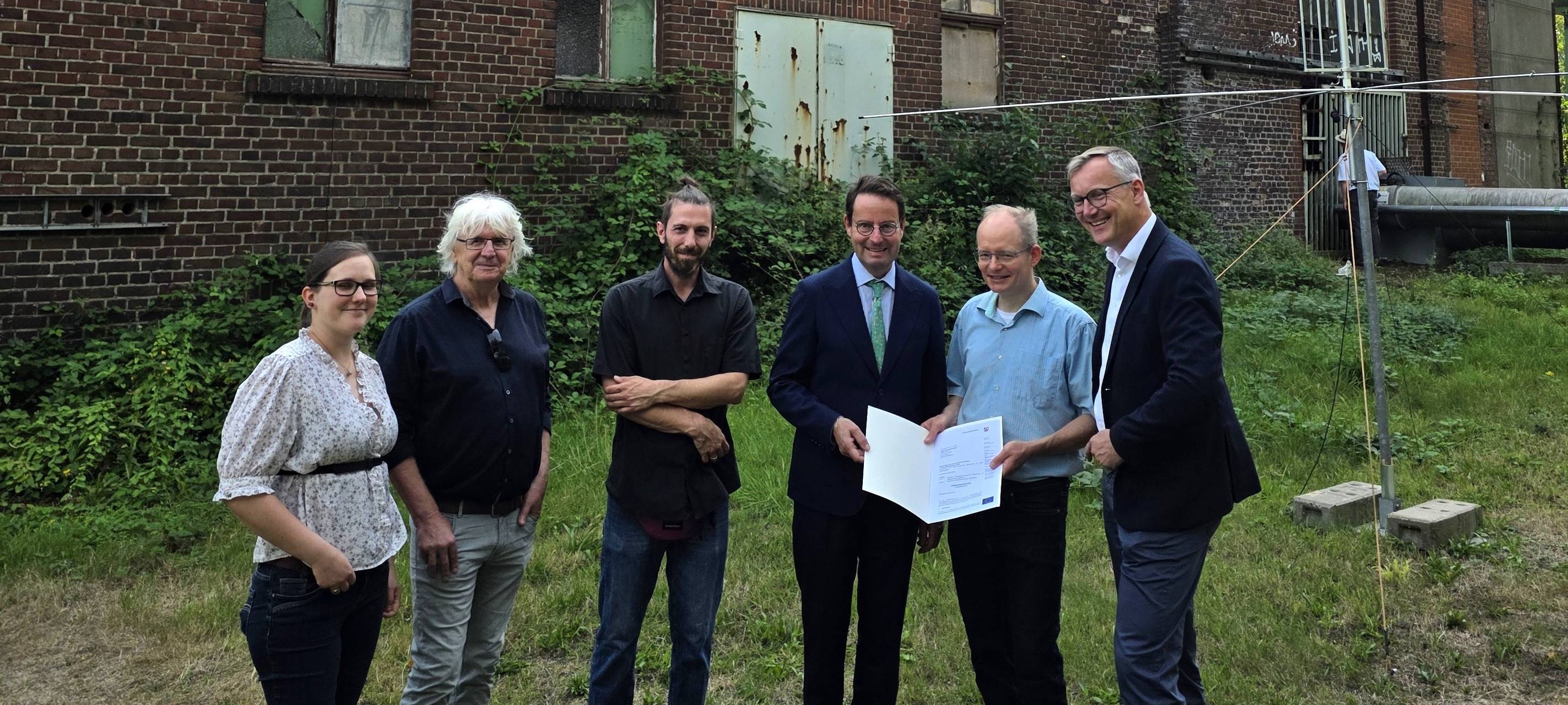 Übergabe des Förderbescheids vor der Zeche General Blumenthal.