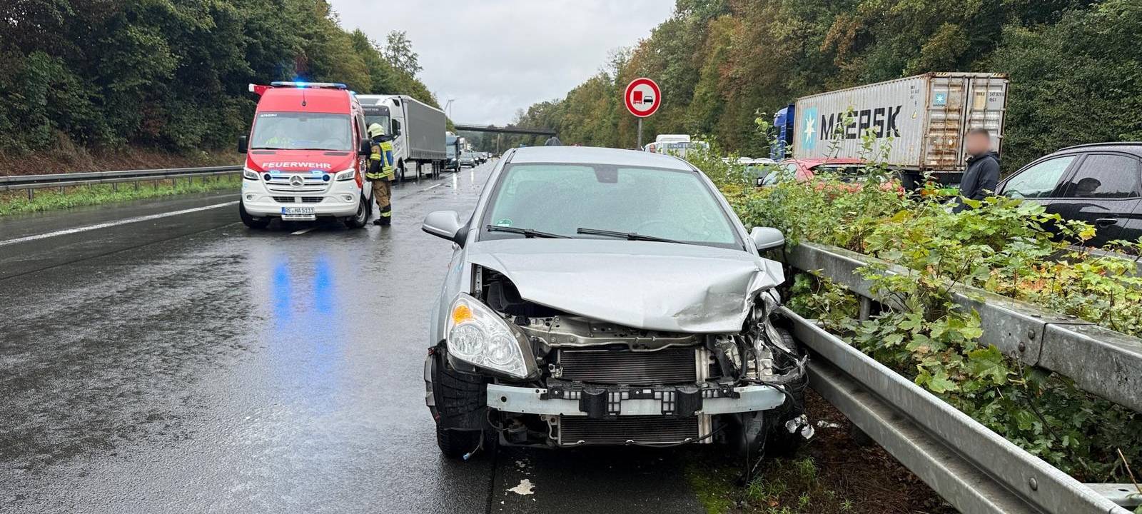 Auf der Gegenfahrbahn kam es kurz danach zu einem zweiten Unfall, ebenfalls wegen des starken Regens.