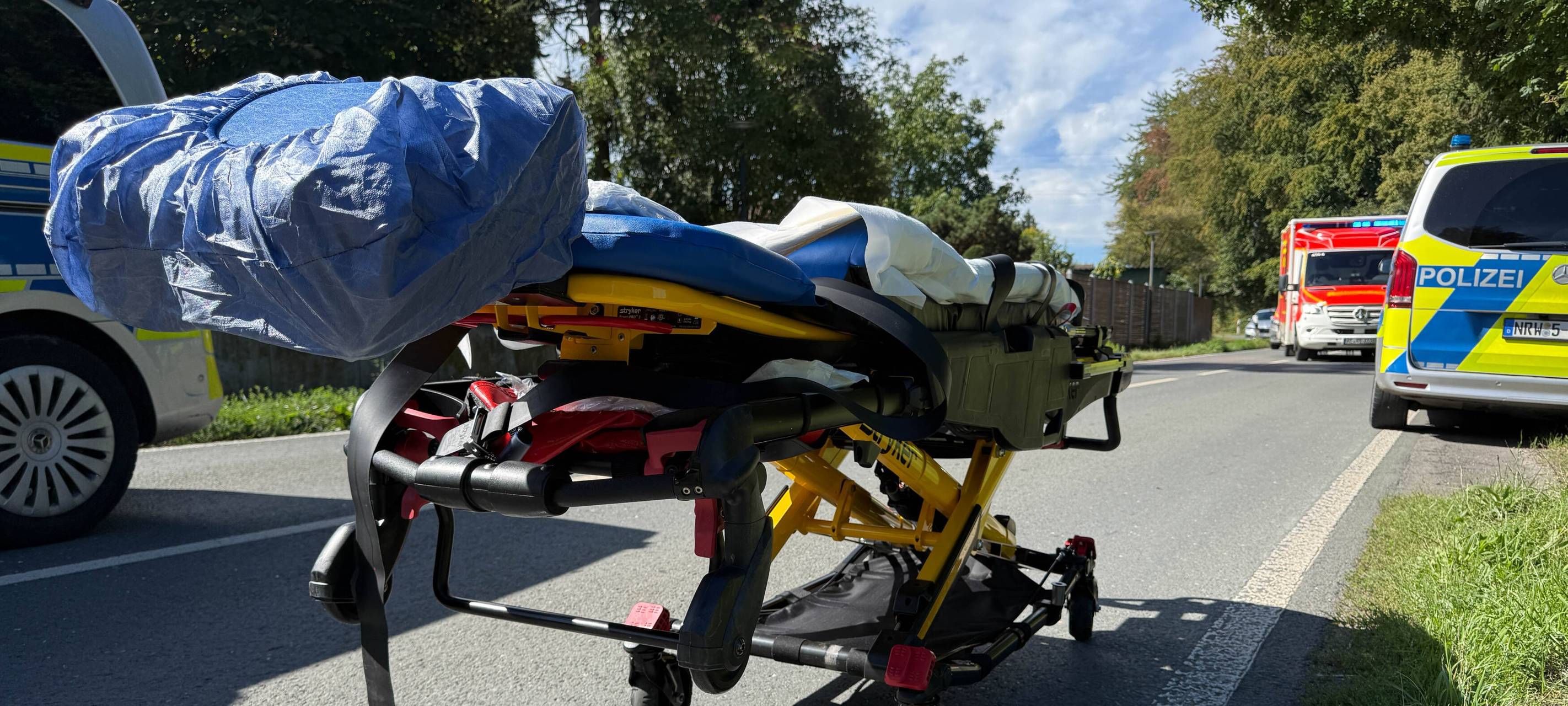 Ein Kind ist aus einem fahrenden Auto vor einen Rettungswagen gefallen und überrollt worden.